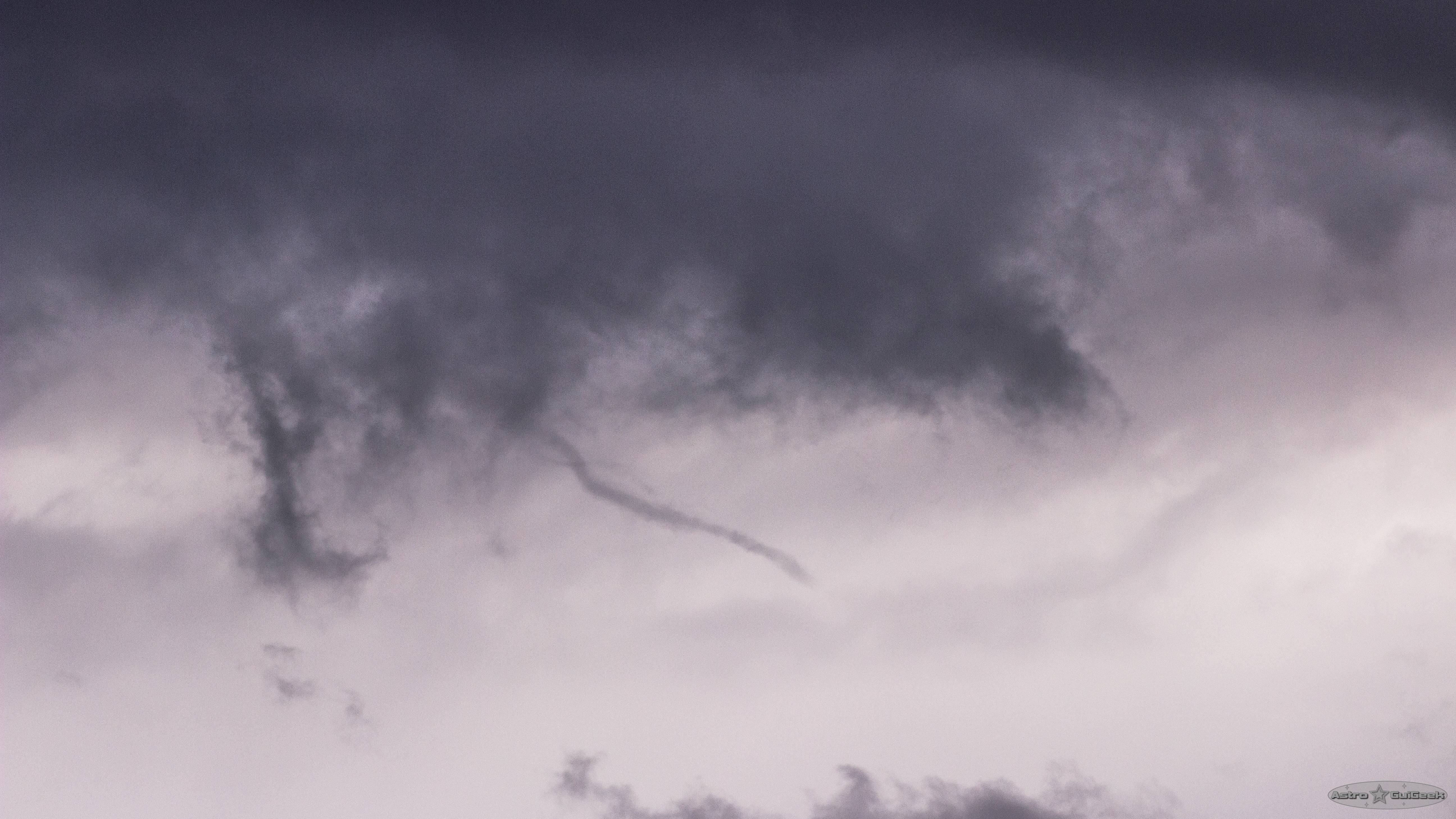 A 18h11, un premier tuba apparaît (celui de droite sur l'image). Pendant plusieurs secondes, il évolue en se tortillant et en s'allongeant. A 18h13, un deuxième tuba, plus petit se forme (à gauche de l'image).
A 18h14, le phénomène se termine !
Ce sont mes premiers tubas.

Lieu : Orne (61), Basse-Normandie - 13/07/2016 20:13 - Guillaume Doyen