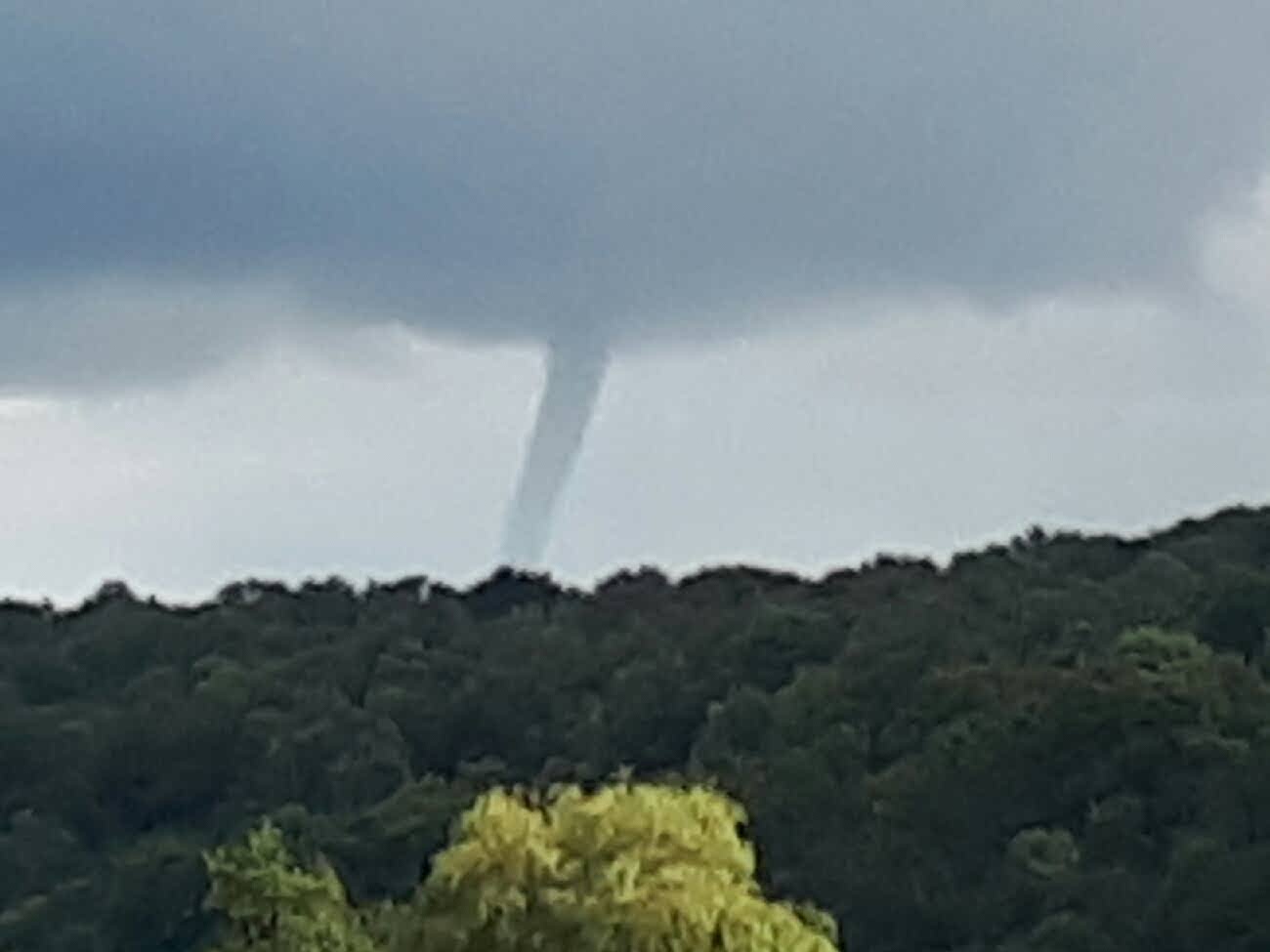 Tuba aperçu sur Orbec (14) le dimanche 17/09/2015. J'ai eu la chance de la voir se former le phénomène est resté visible 3/4 minutes d'autres photos à disposition. - 17/09/2017 16:40 - Jean-Jacques Métivier