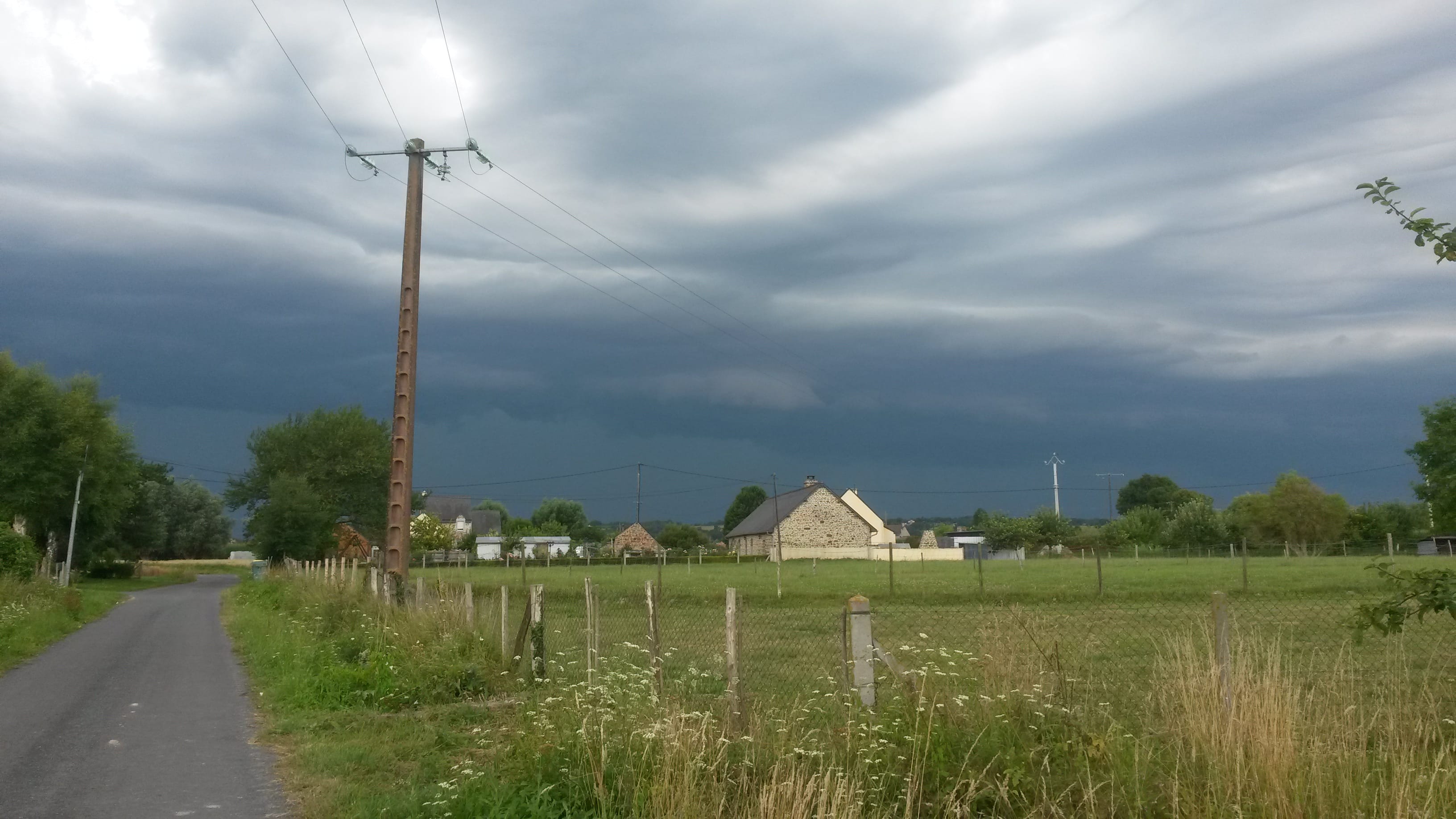 Orage violent à Pontorson (50) dans l'après midi de ce Mardi 18 Juillet 2017 - 18/07/2017 14:15 - Pierre Renaudin