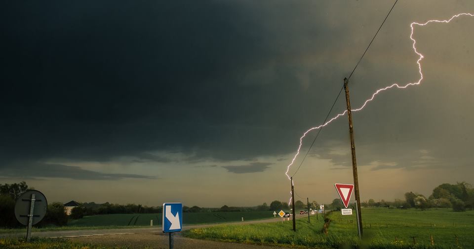 Cliché de jour durant le premier orage dans l'Orne avant d'arriver sur Alençon. - 21/04/2018 18:00 - Chris RUSSO