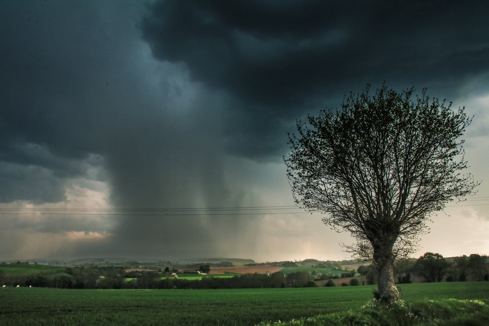 Placé entre Pré-en-mail et Alençon sur la N12. L'orage remontait de la limite Sarthe et Mayenne pour se décaler vers Mortagne au Perche. - 21/04/2018 18:00 - Chris RUSSO