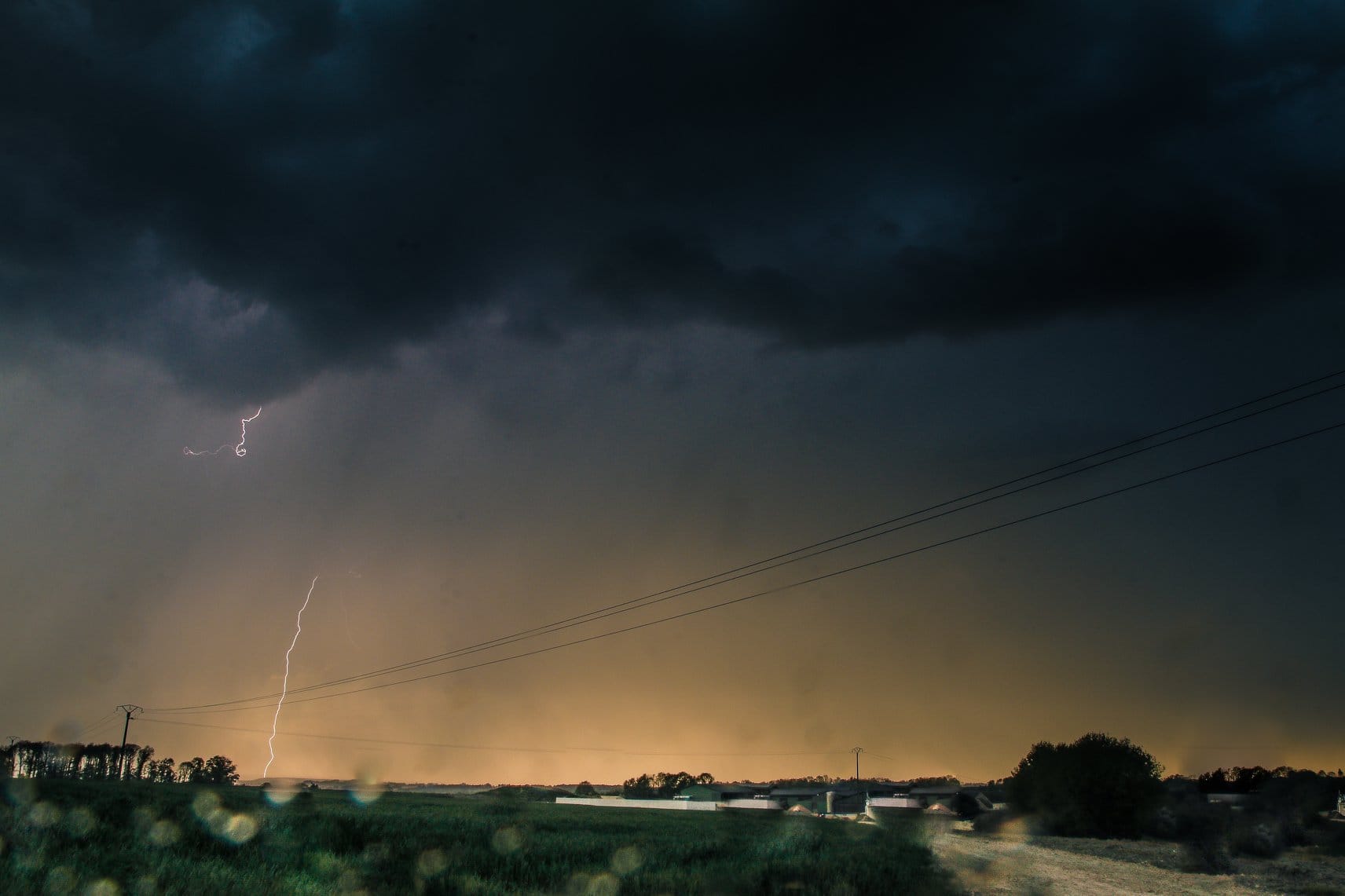 Placé entre Pré-en-mail et Alençon sur la N12. L'orage remontait de la limite Sarthe et Mayenne pour se décaler vers Mortagne au Perche. - 21/04/2018 18:00 - Chris RUSSO