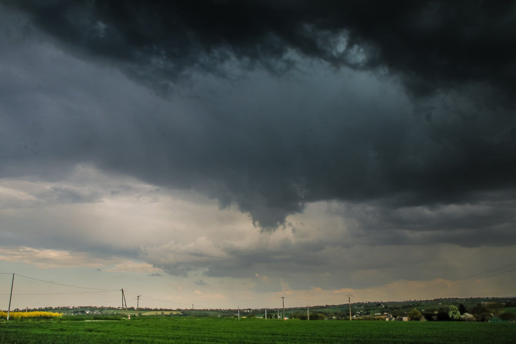 Placé entre Pré-en-mail et Alençon sur la N12. L'orage remontait de la limite Sarthe et Mayenne pour se décaler vers Mortagne au Perche. - 21/04/2018 18:00 - Chris RUSSO