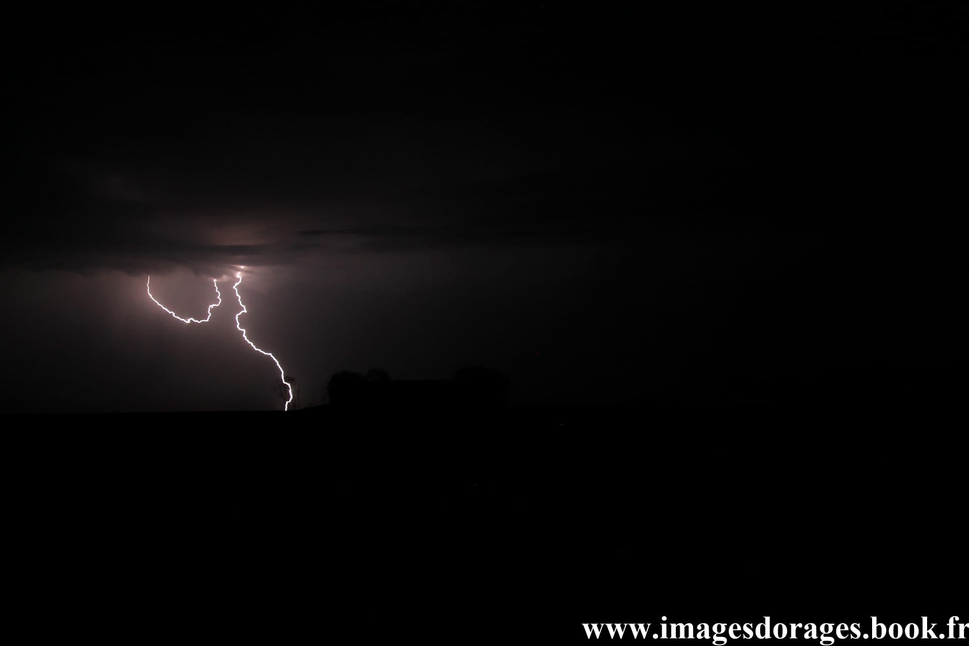 Orage fort aux abords de Courseulles-sur-Mer (14, Calvados). - 21/04/2018 23:00 - Romain Hanoy