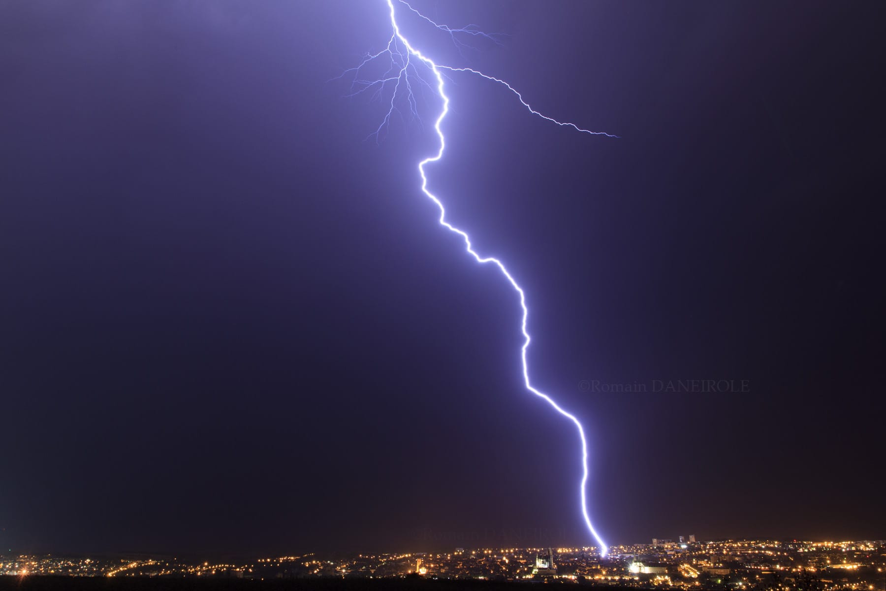 Vue d'un puissant éclair frappant en pleine ville d'Auxerre, non loin du lycée Denfert-Rochereau dans la nuit du 31 juillet au 01 août 2017 - 01/08/2017 00:12 - Romain DANEIROLE