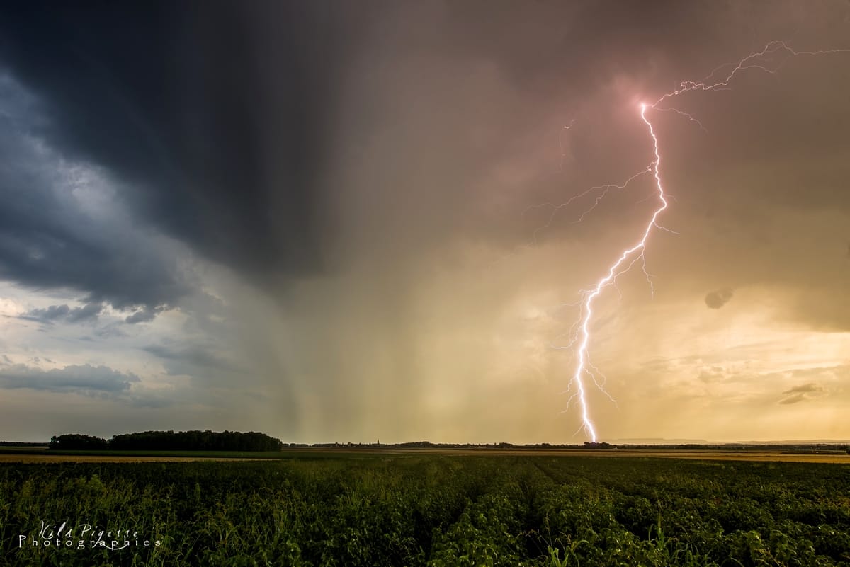 Orage en soirée, pris au Nord de Dijon dans une ambiance flamboyante... - 01/08/2017 20:30 - Nils Pigerre