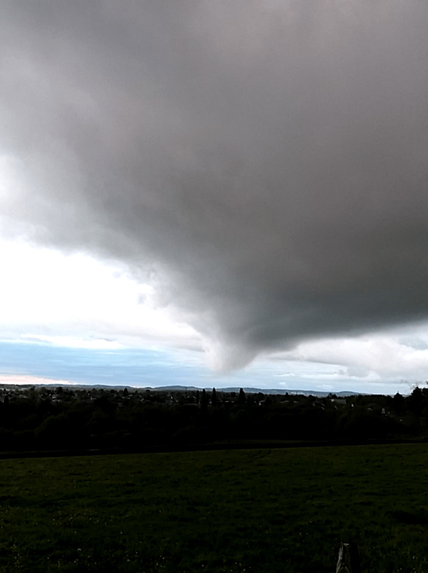 Témoin d'un nuage tourbillonant légèrement. Au dessus de la commune de Blanzy (71).  - 02/05/2017 20:25 - Clément Chevalier