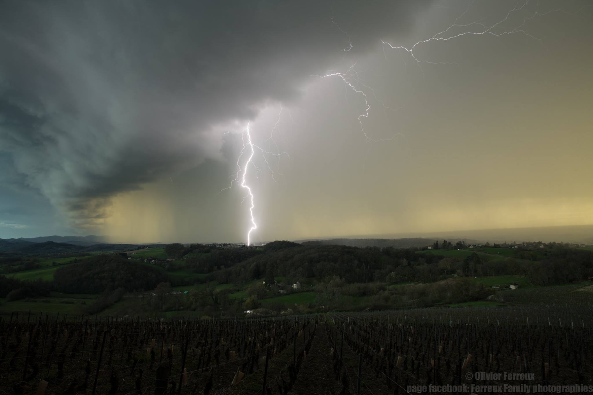 Arcus et foudre à la frontière Jura - Saône-et-Loire. - 04/04/2018 17:00 - Olivier FERREUX