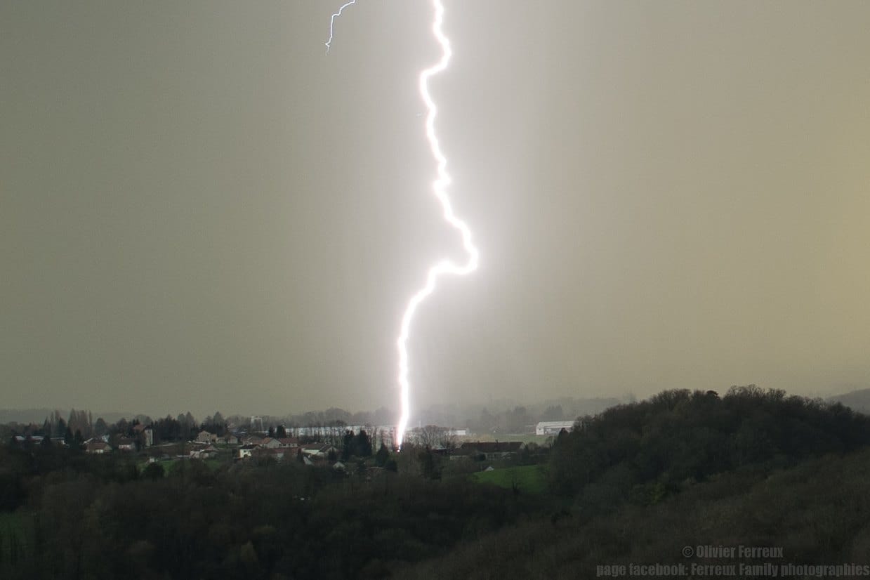 Arcus et foudre à la frontière Jura - Saône-et-Loire. - 04/04/2018 17:00 - Olivier FERREUX