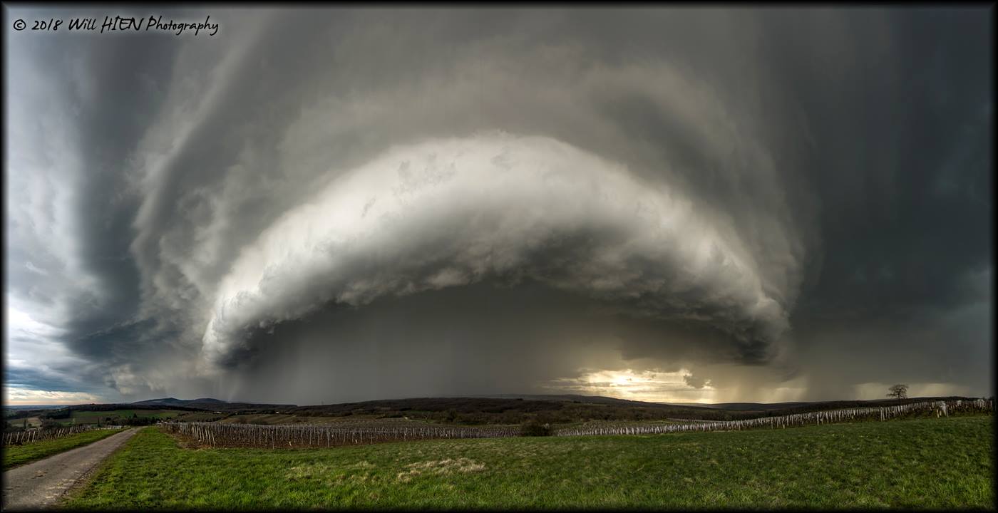 Spectaculaire arcus dans le vignoble de Chardonnay en Saône-et-Loire, hier mercredi.
Un virulent et électrique orage né vers Roanne #Loire dans une puissante structure linéaire. - 05/04/2018 18:00 - Will HIEN