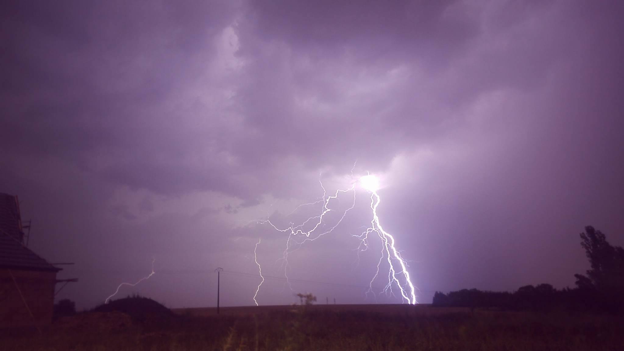 Orage à Asnières-les-Dijon. - 08/07/2017 23:00 - Guillaume BOUILLOUX