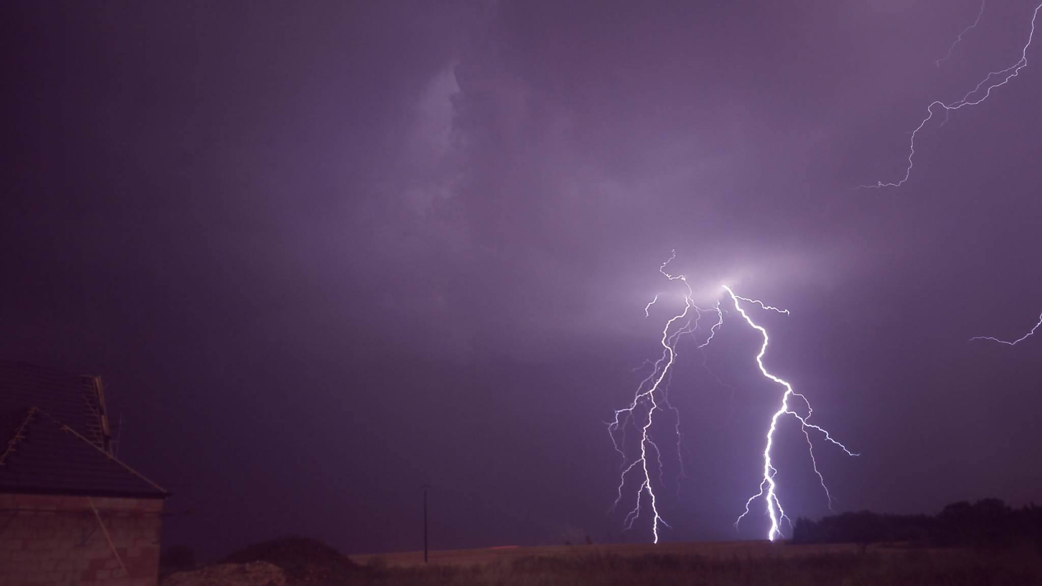 Orage à Asnières-les-Dijon. - 08/07/2017 23:00 - Guillaume BOUILLOUX