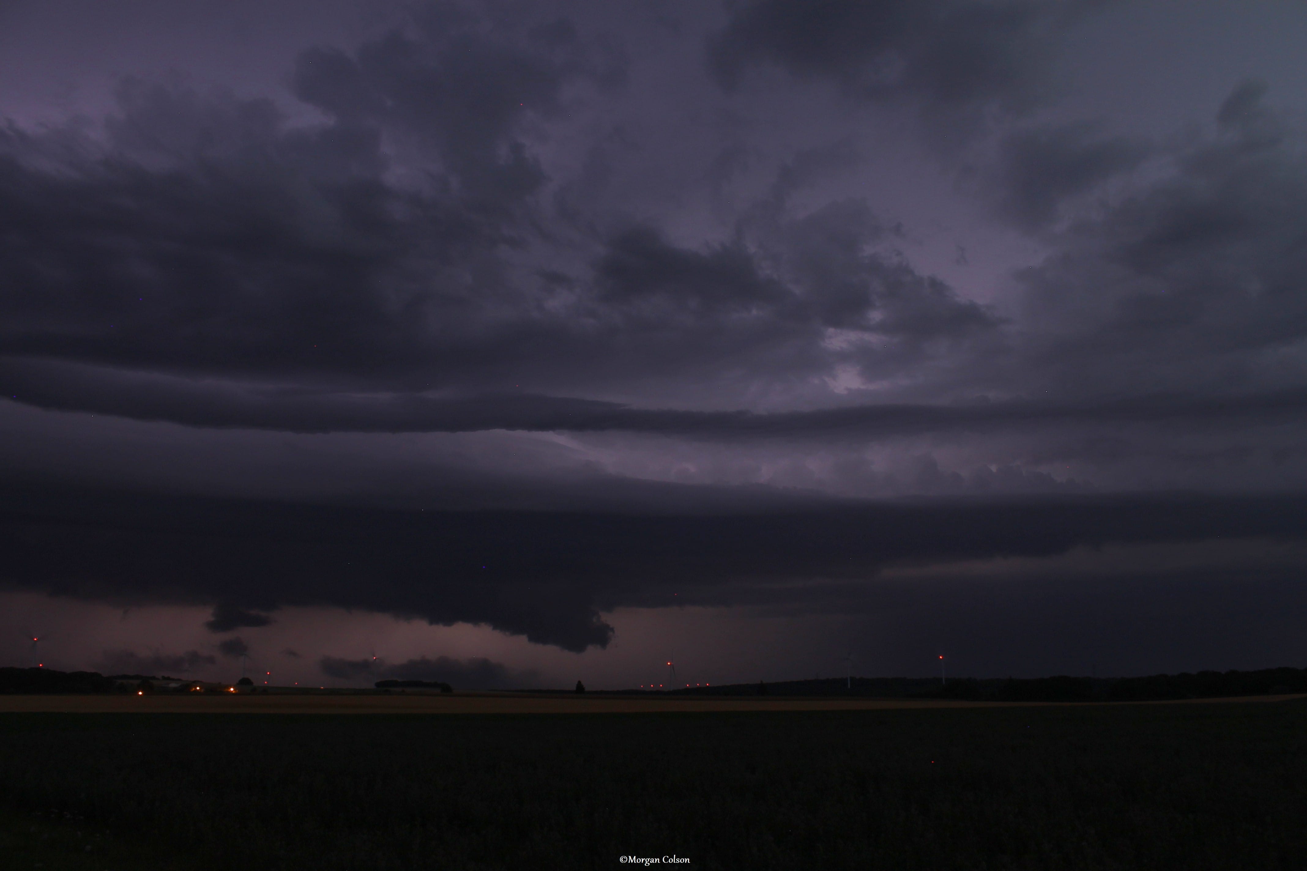 Arcus bien compact à  l'avant de l'orage à l'Ouest de la Bourgogne - 08/07/2017 22:57 - Morgan Colson