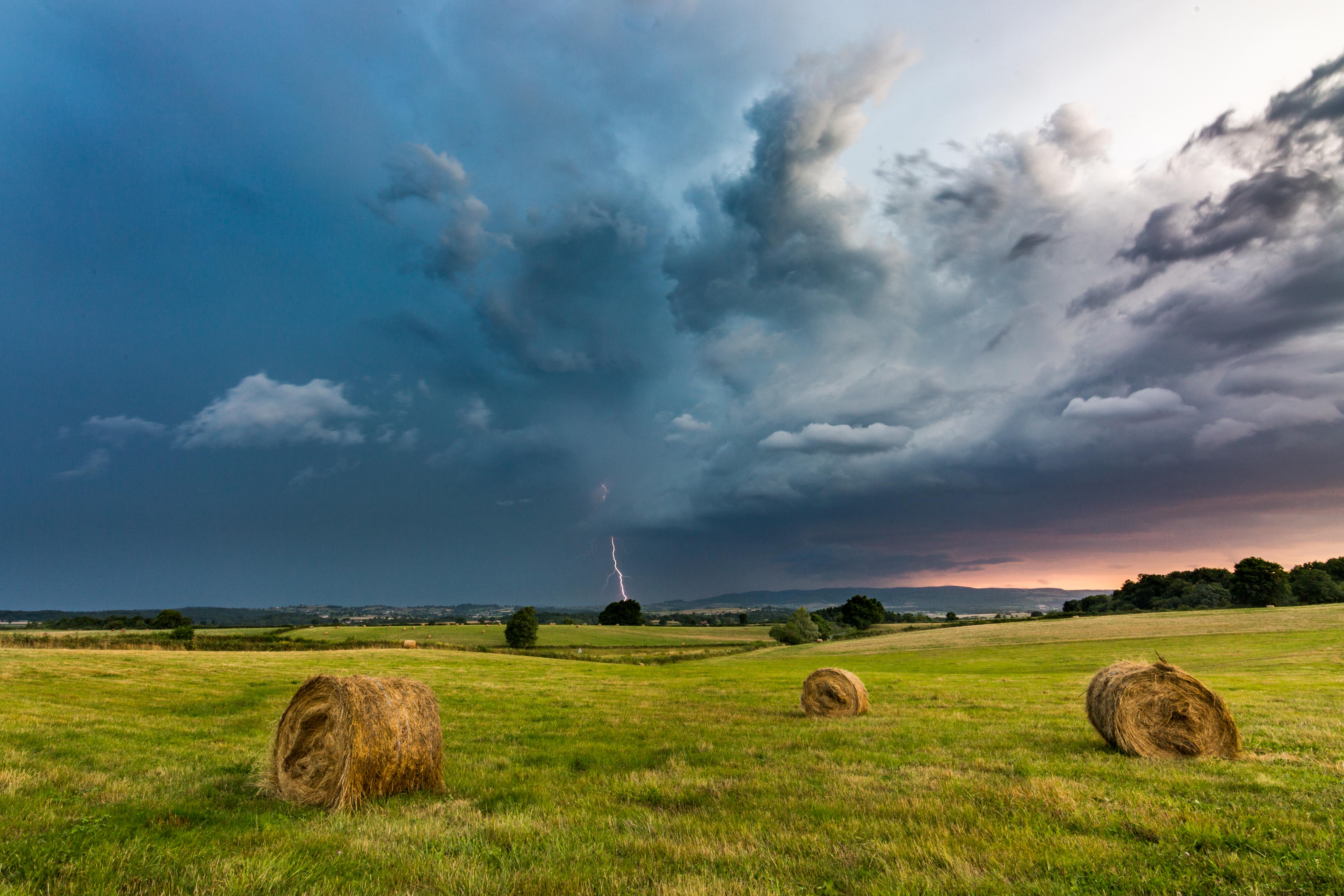 Orage passant sur le Morvan entre la Saône et Loire et la Côte d'or. Photos prise depuis Blanzy en Bourgogne-du-Sud en direction du NO. - 08/07/2017 21:28 - anthony lambert