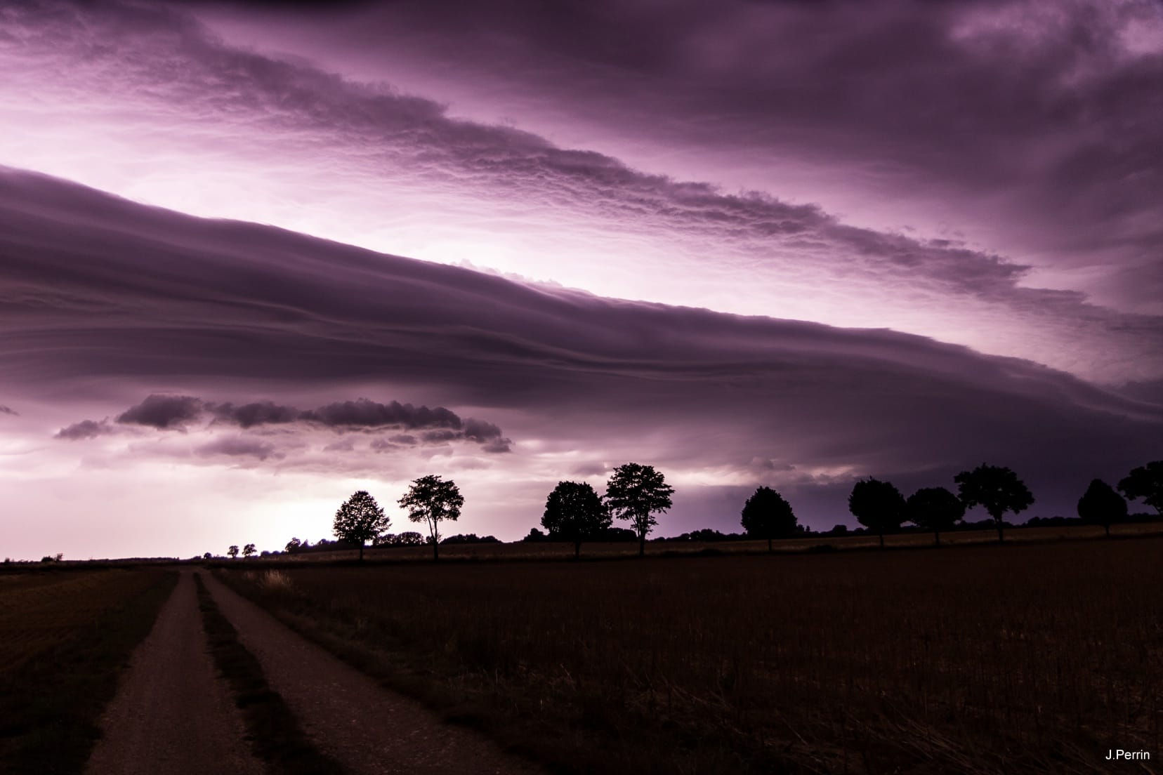 Arcus multicouches éclairé par les éclairs prêt d'Is-sur-Tille au nord de Dijon - 08/07/2017 23:00 - Jonathan Perrin