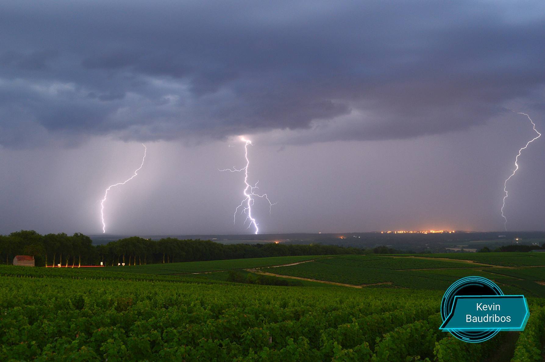 Plusieurs coups de foudre sur le vignoble depuis Pouilly-sur-Loire dans la Nièvre. - 08/07/2017 22:00 - Kevin BAUDRIBOS