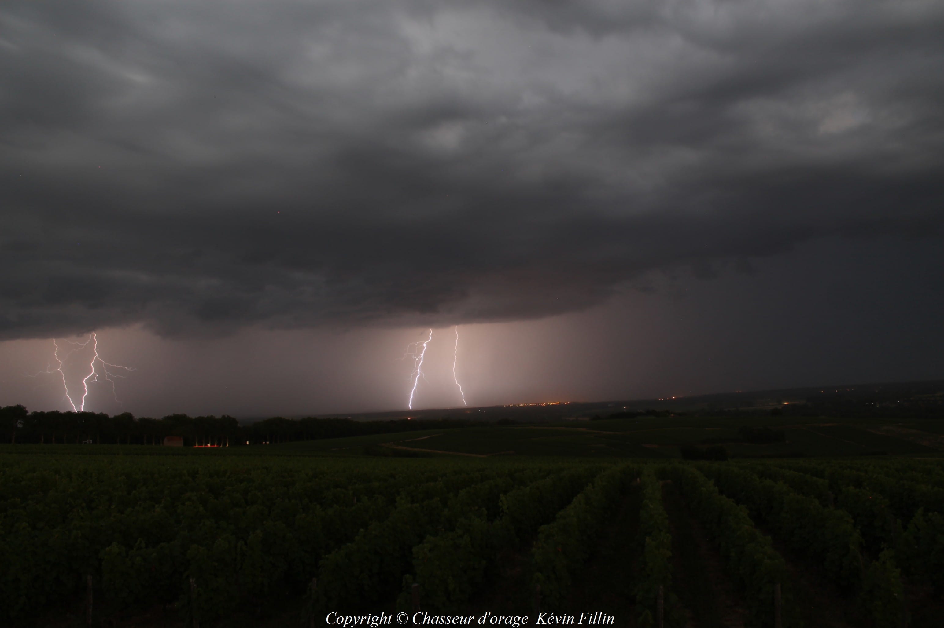 Ma contribution lors d une chasse à l orage dans la Nièvre entre Nevers et Sancoins. Nous nous sommes mis sur les hauteurs de Pouilly sur Loire pour voir la mort de l orage et ses derniers coups de foudre. - 08/07/2017 22:00 - Kévin Fillin