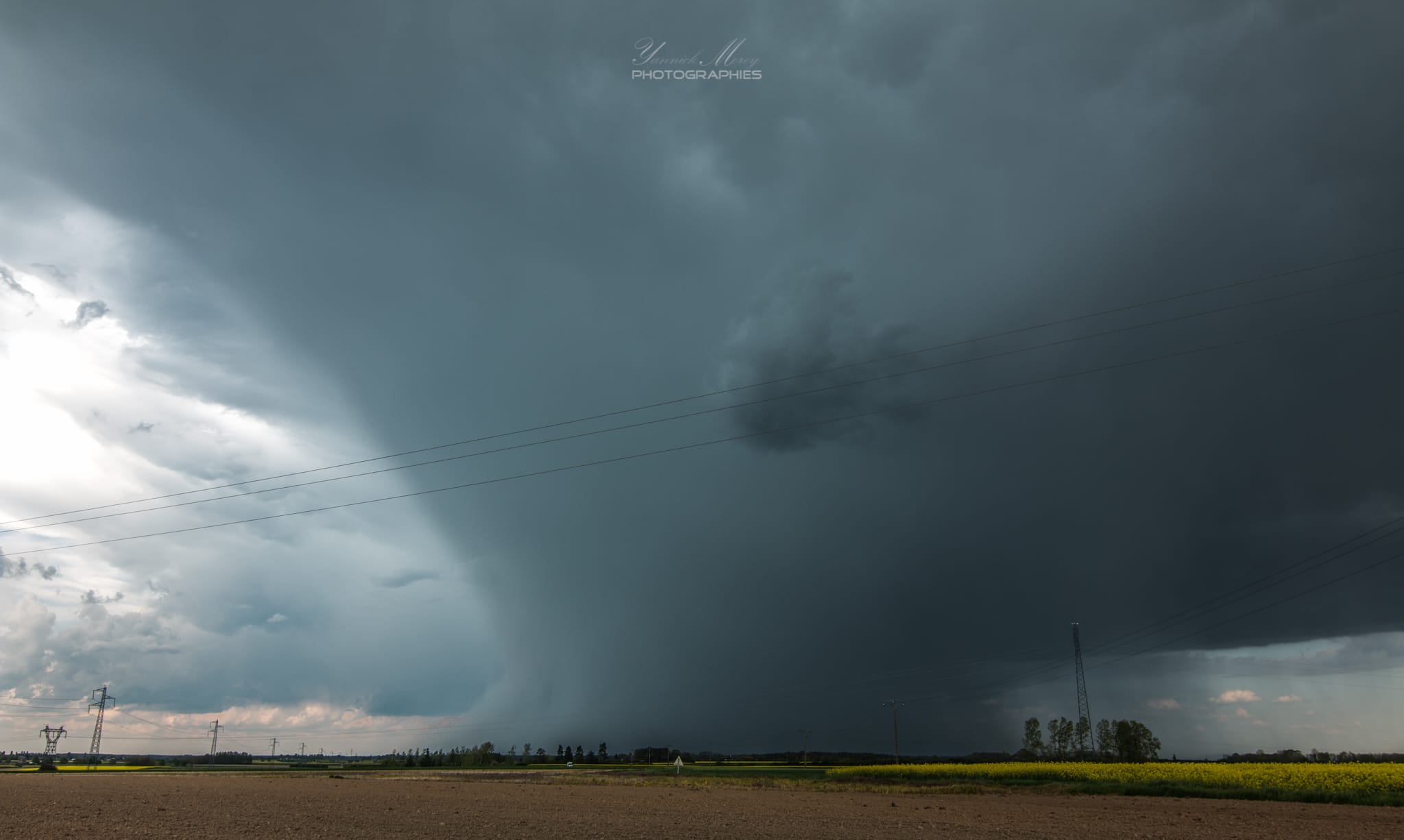 Pas de foudre sur cette photo, mais pour moi qui suis fan de structure c'est top. Un superbe pied de pluie bien net! (photo de ce lundi ) - 10/04/2017 15:30 - YANNICK MOREY