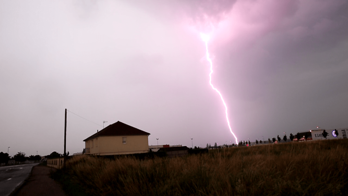 Coup de foudre sur la commune de Lux. - 14/06/2017 19:35 - vivien gigon