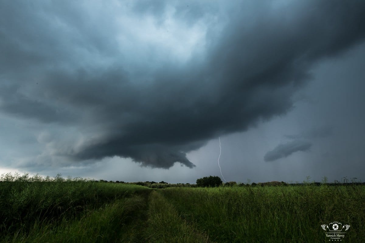 Cellule interceptée entre Sens/Seille et Saint Germain du Bois, avec une belle base, un arcus et un peu de foudre! - 15/05/2018 20:00 - Yannick Morey