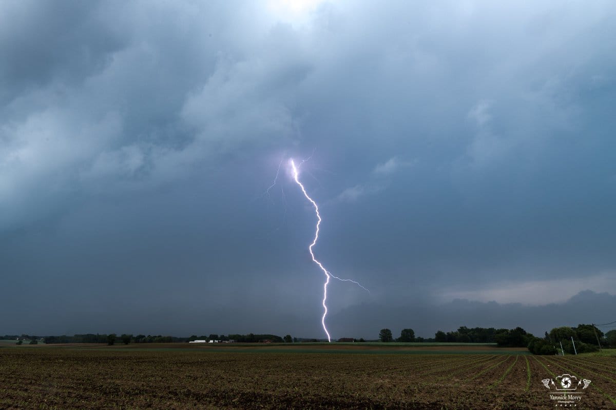 Cellule interceptée entre Sens/Seille et Saint Germain du Bois, avec une belle base, un arcus et un peu de foudre! - 15/05/2018 20:00 - Yannick Morey