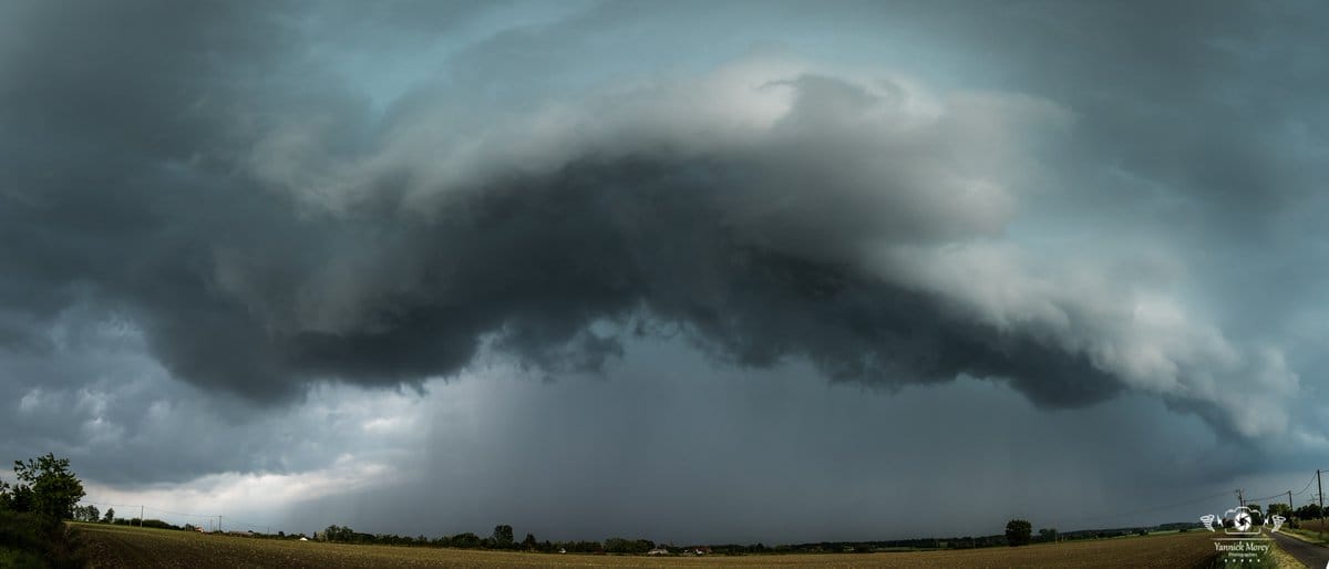 Cellule interceptée entre Sens/Seille et Saint Germain du Bois, avec une belle base, un arcus et un peu de foudre! - 15/05/2018 20:00 - Yannick Morey