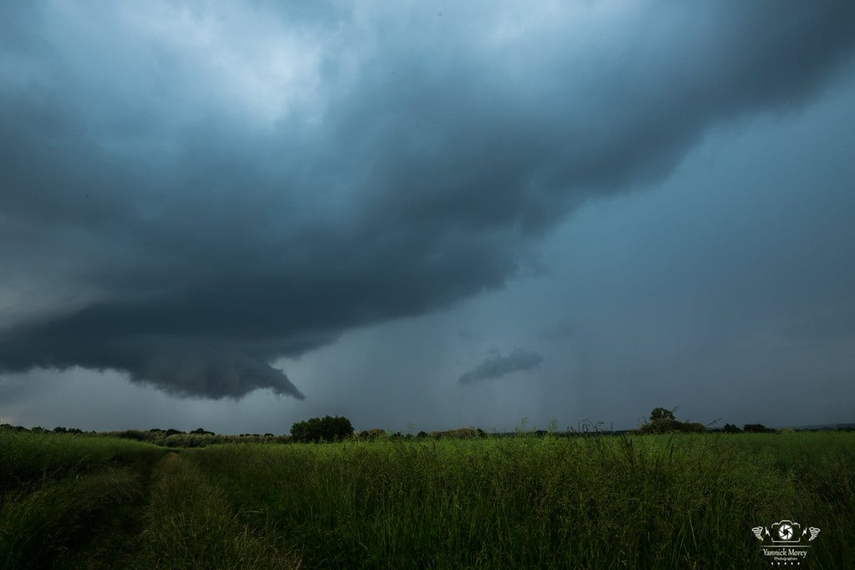 Cellule interceptée entre Sens/Seille et Saint Germain du Bois, avec une belle base, un arcus et un peu de foudre! - 15/05/2018 20:00 - Yannick Morey