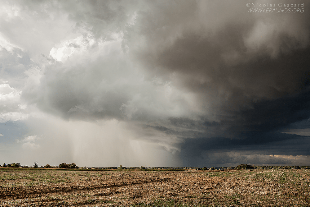 Nuage mur rotatif près de Chalon-sur-Saône, nombreux abaissements et rotation sous cette cellule. - 15/09/2016 19:00 - Nicolas GASCARD