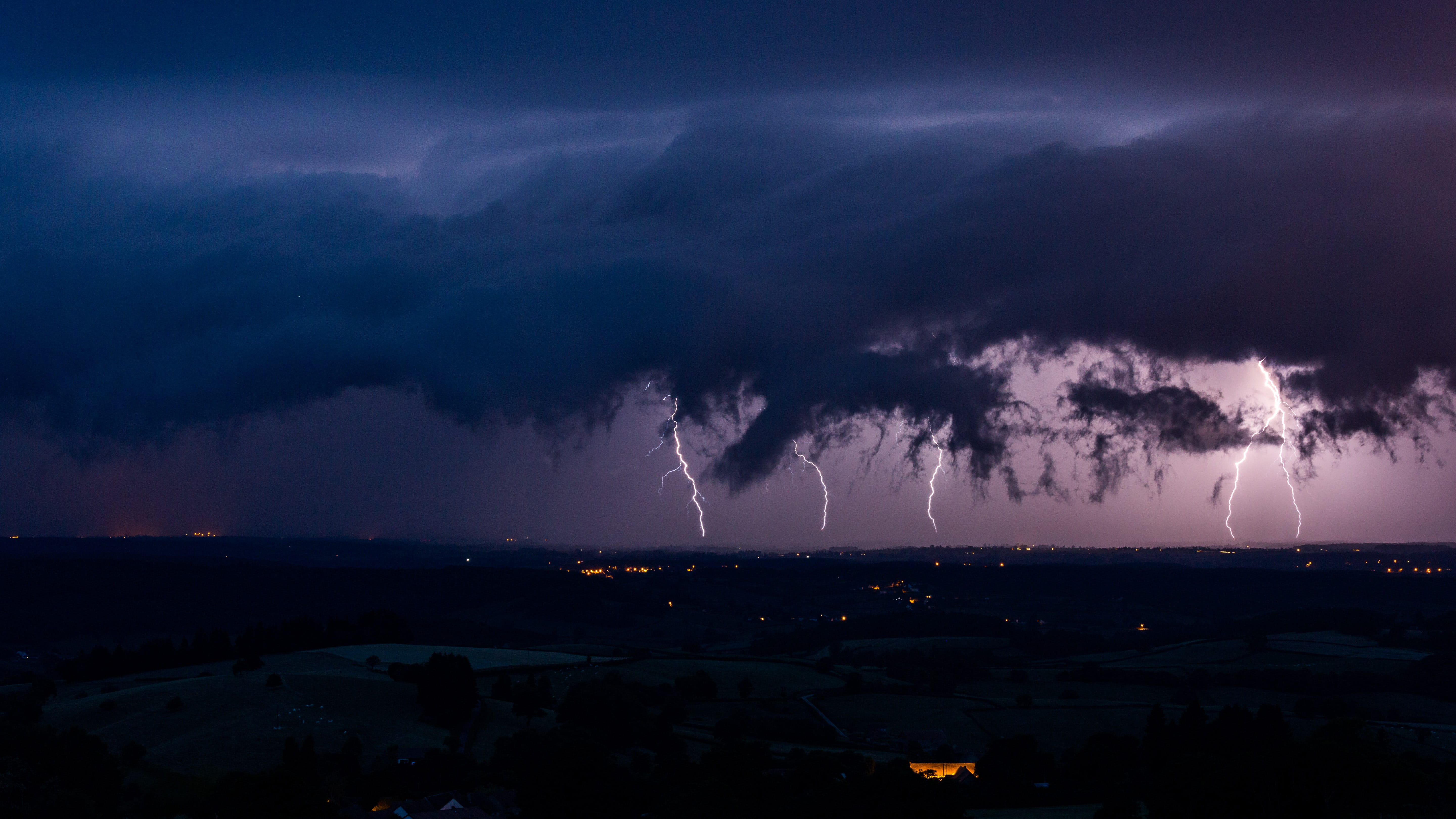 Photos prise depuis le Mont Saint Vincent (610m) en Saône et Loire. Les orages arrivaient à ce moment là sur le Bassin Minier de Montceau Les Mines (71). - 19/07/2017 22:04 - anthony lambert