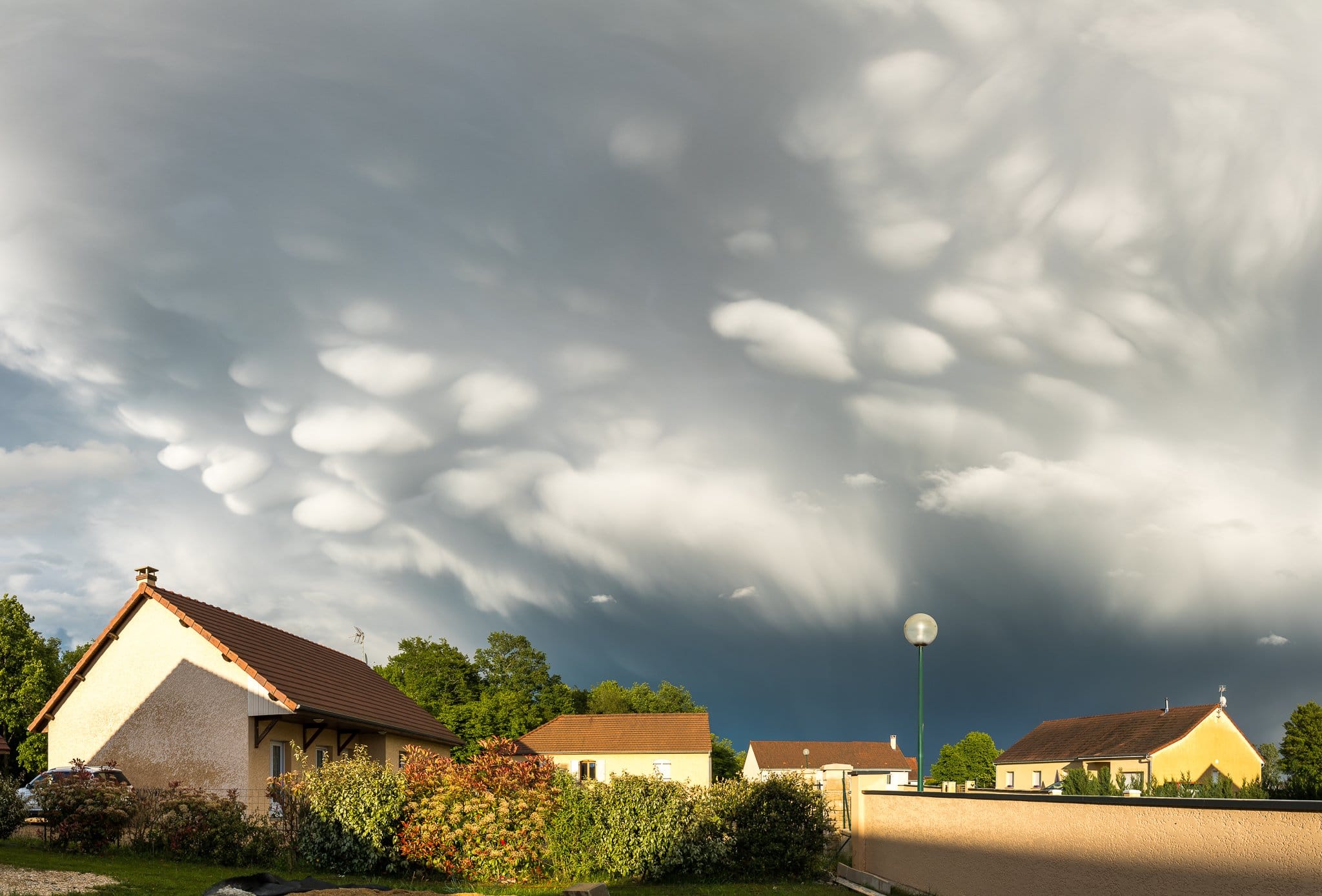 Après une après-midi ou les averses orageuses se sont enchaînées en Bresse, fin de journée en beauté sous de beaux mammatus ! - 30/04/2018 19:00 - Yannick Morey