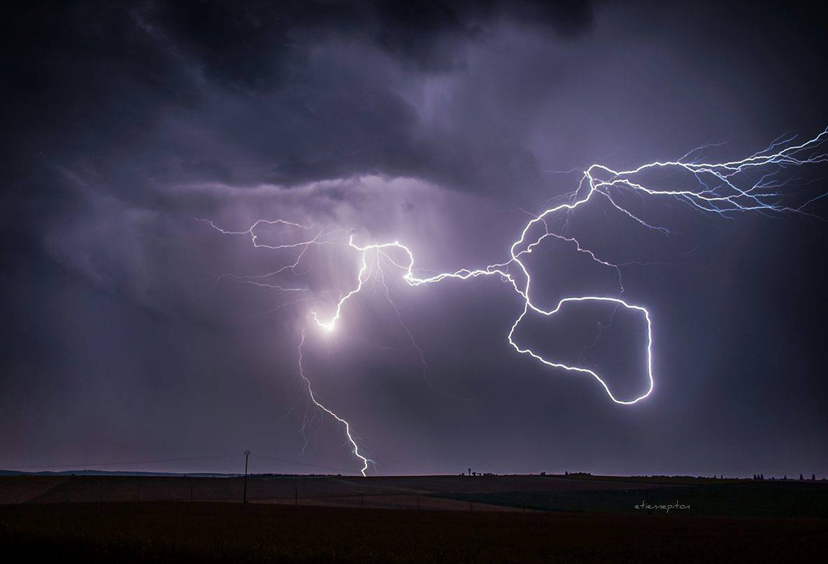 Foudre dans les environs de Sens et de Villeneuve-l'Archevêque (Yonne) le 21 juillet vers 00h30. - 21/07/2016 02:30 - Etienne PITON