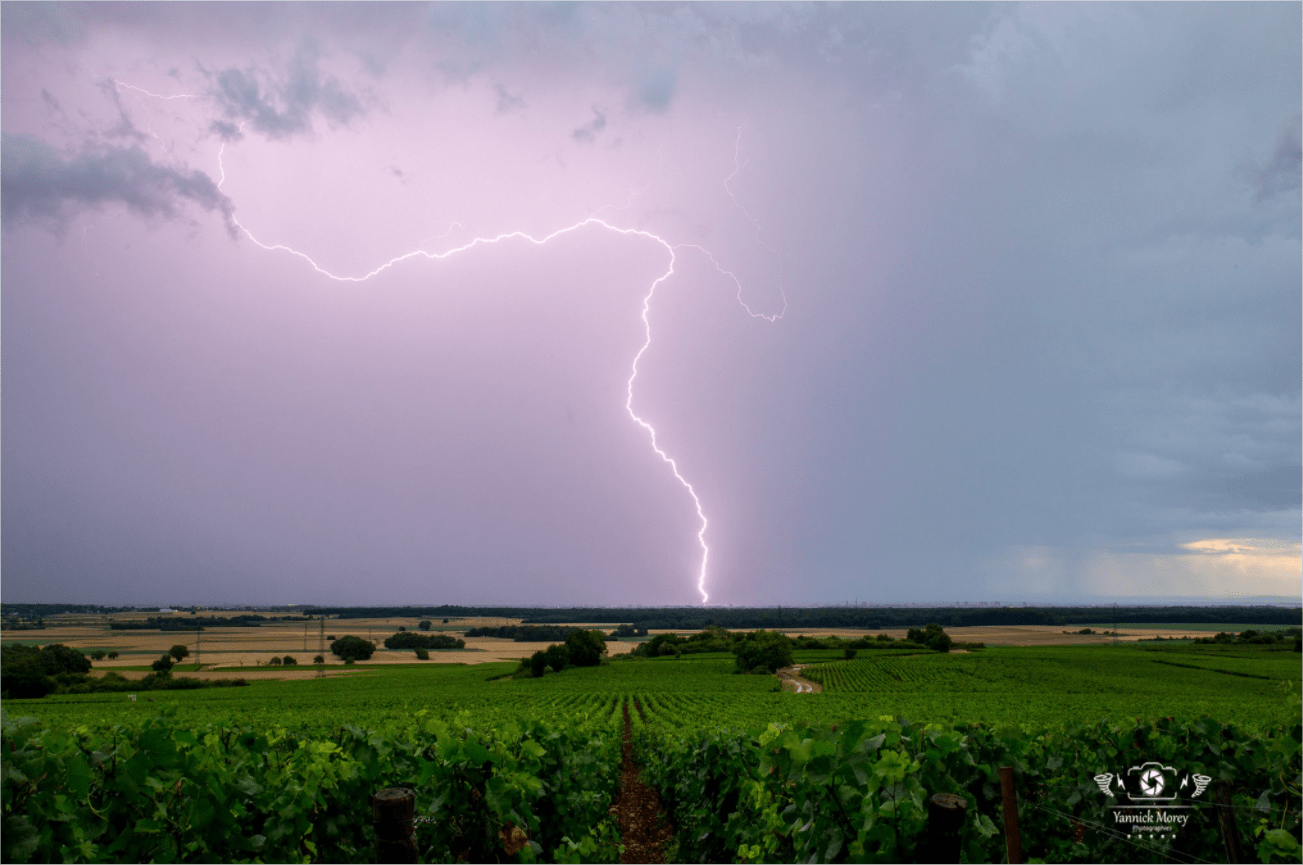 Orages sur Chalon-sur-Saône vu depuis Fontaines, et la zone commerciale Sud. - 27/06/2017 20:00 - Yannick MOREY