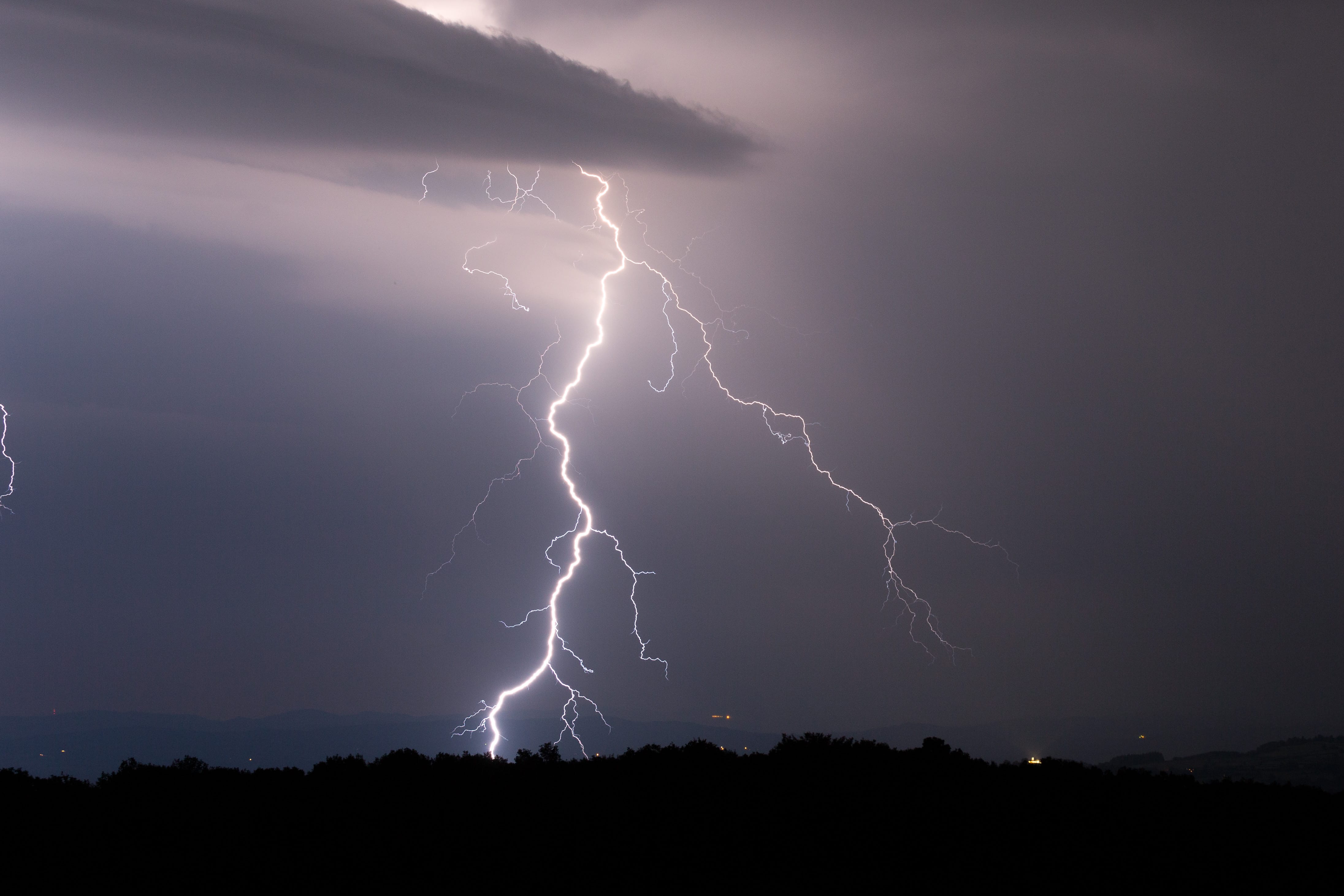 Foudroiement en air sec  sur le Charolais... Photos prise depuis le Mont Saint Vincent en Saône-et-Loire... - 30/07/2016 23:25 - anthony lambert