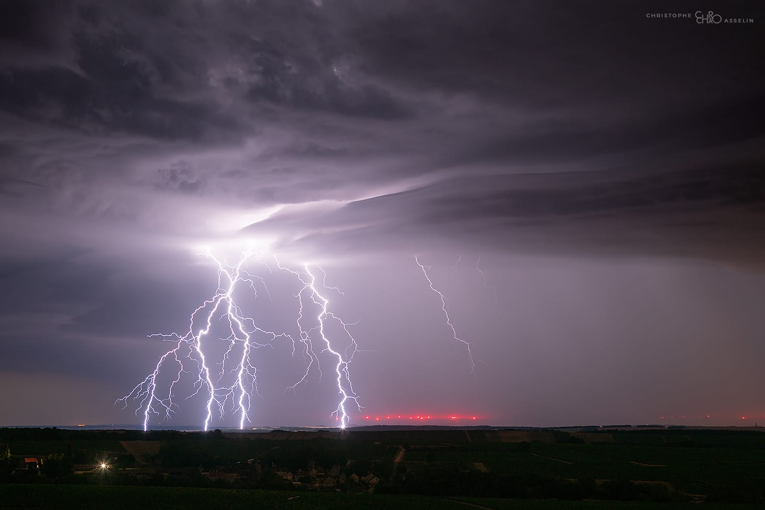 Quadruple coup de foudre sur la plaine de l'Yonne au sud de la ville de Tonnerre. - 01/08/2018 03:34 - Christophe Asselin