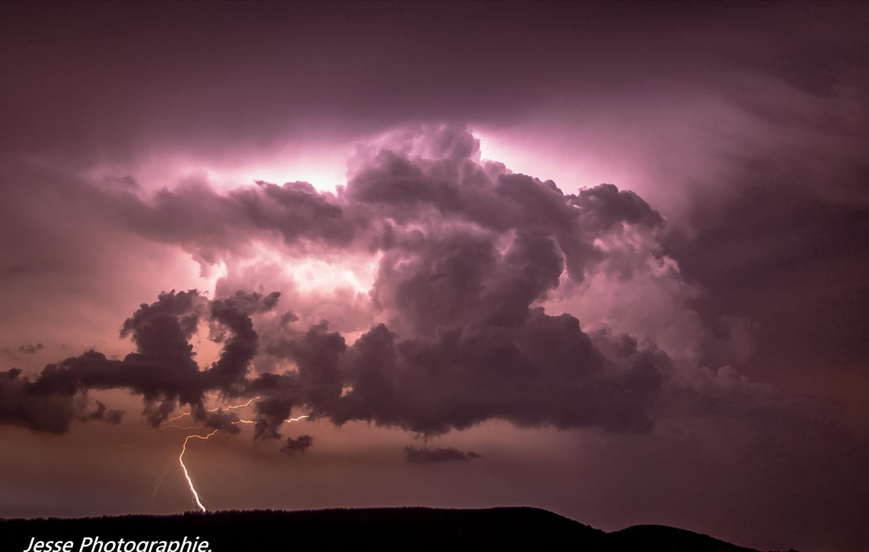 Foudre a Orgelet le 1/07/19 a 1h03 du matin.
Supercellule mourante sur ce dernier impact - 01/07/2019 01:03 - Jesse Keller