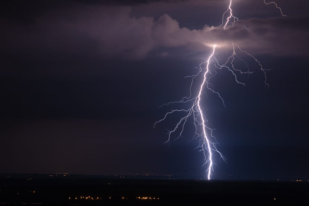 Impact de foudre ramifié en air sec proche capté sur la Bresse le 02 juillet 2018 vue depuis les hauteurs du revermont (39) - 02/07/2018 23:59 - Grégory Mozdzen