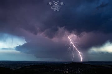 Supercellules et mammatus sur le 71...
Puissant épisode orageux ce 4/06/2022, ou j'ai pu observer plusieurs supercellules avec des ambiances incroyables.
Des mamma comme je n'en ai jamais vu, des extra-nuageux comme je n'en ai jamais vu, un régal pour les yeux! - 04/06/2022 22:00 - Yannick MOREY