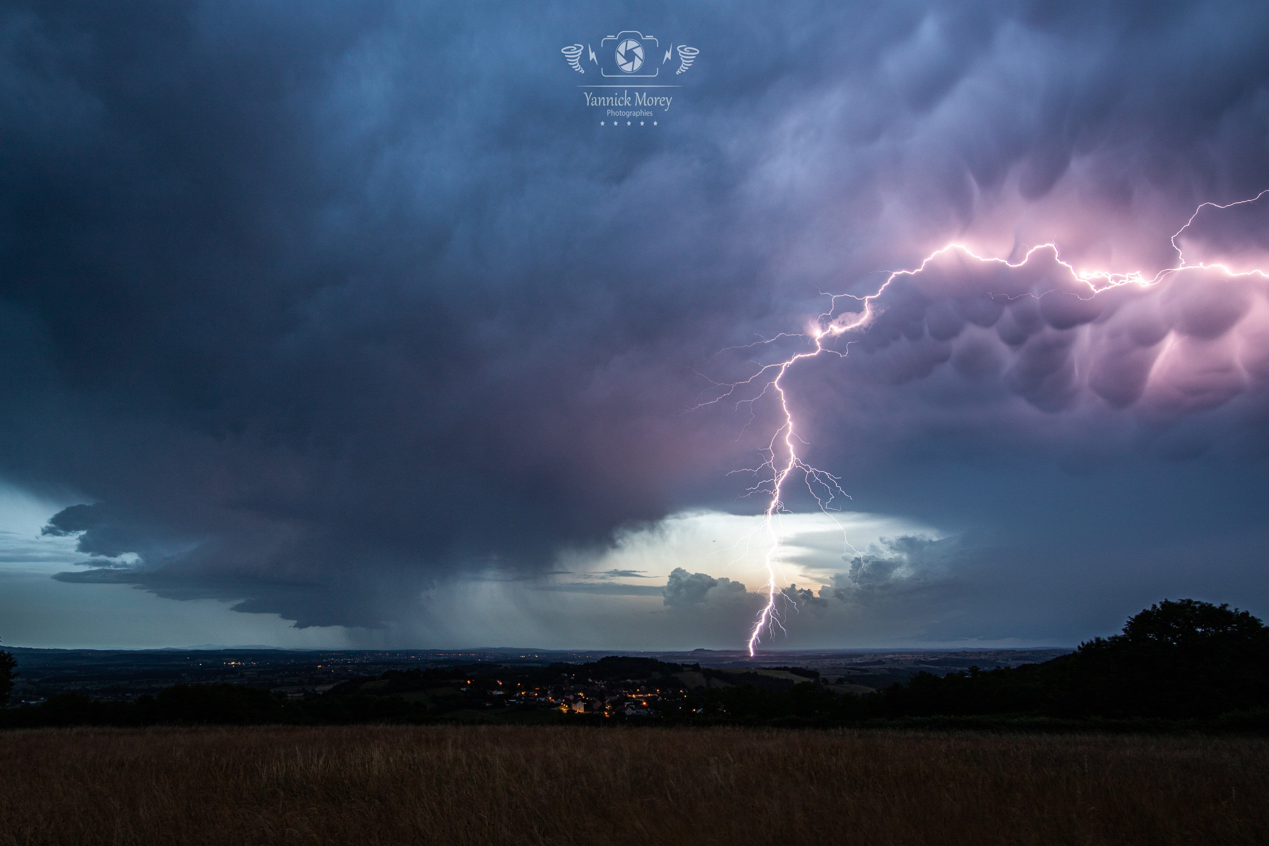 Supercellules et mammatus sur le 71...
Puissant épisode orageux ce 4/06/2022, ou j'ai pu observer plusieurs supercellules avec des ambiances incroyables.
Des mamma comme je n'en ai jamais vu, des extra-nuageux comme je n'en ai jamais vu, un régal pour les yeux! - 04/06/2022 23:00 - Yannick MOREY