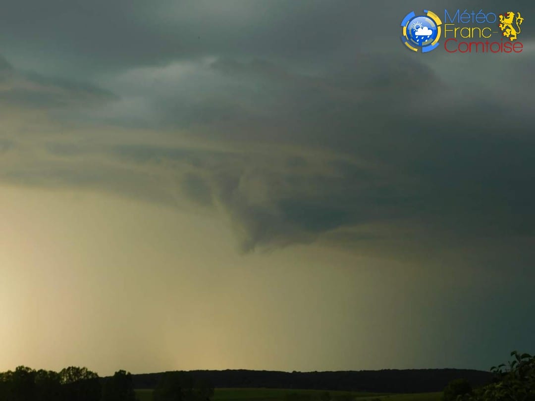 Probable amorce de tornade vers 20h30 à Romain-la-Roche dans le Doubs ! - 05/06/2019 20:00 -  Météo Franc-Comtoise