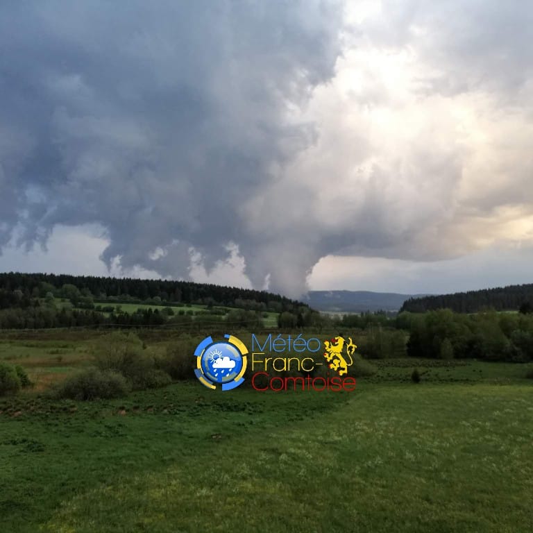 Énorme fractus semblable à une tornade ce soir à Labergement Sainte-Marie dans le Haut-Doubs ! - 05/06/2019 20:00 - Météo Franc-Comtoise Météo Franc-Comtoise