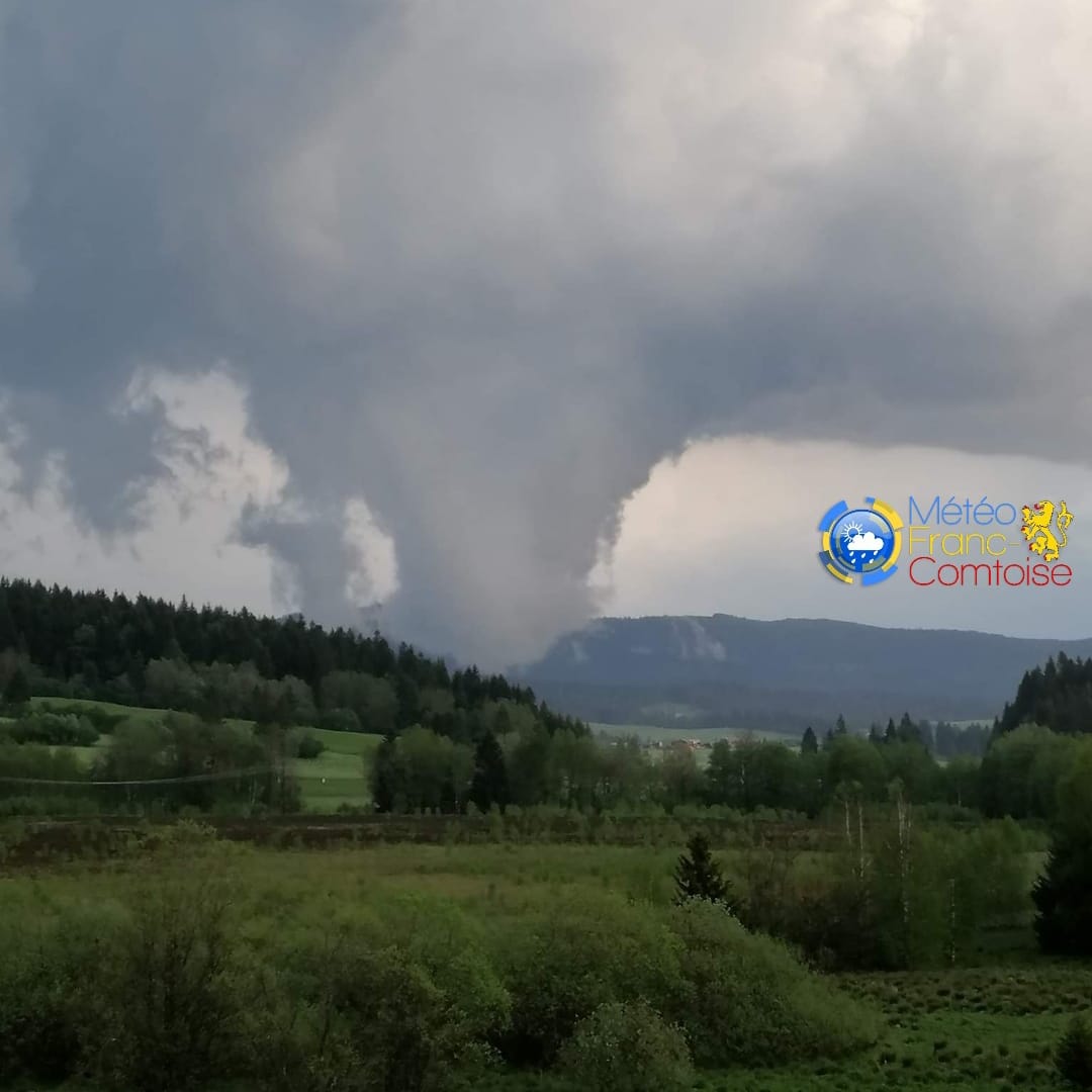 Énorme fractus semblable à une tornade ce soir à Labergement Sainte-Marie dans le Haut-Doubs ! - 05/06/2019 20:00 - Météo Franc-Comtoise Météo Franc-Comtoise