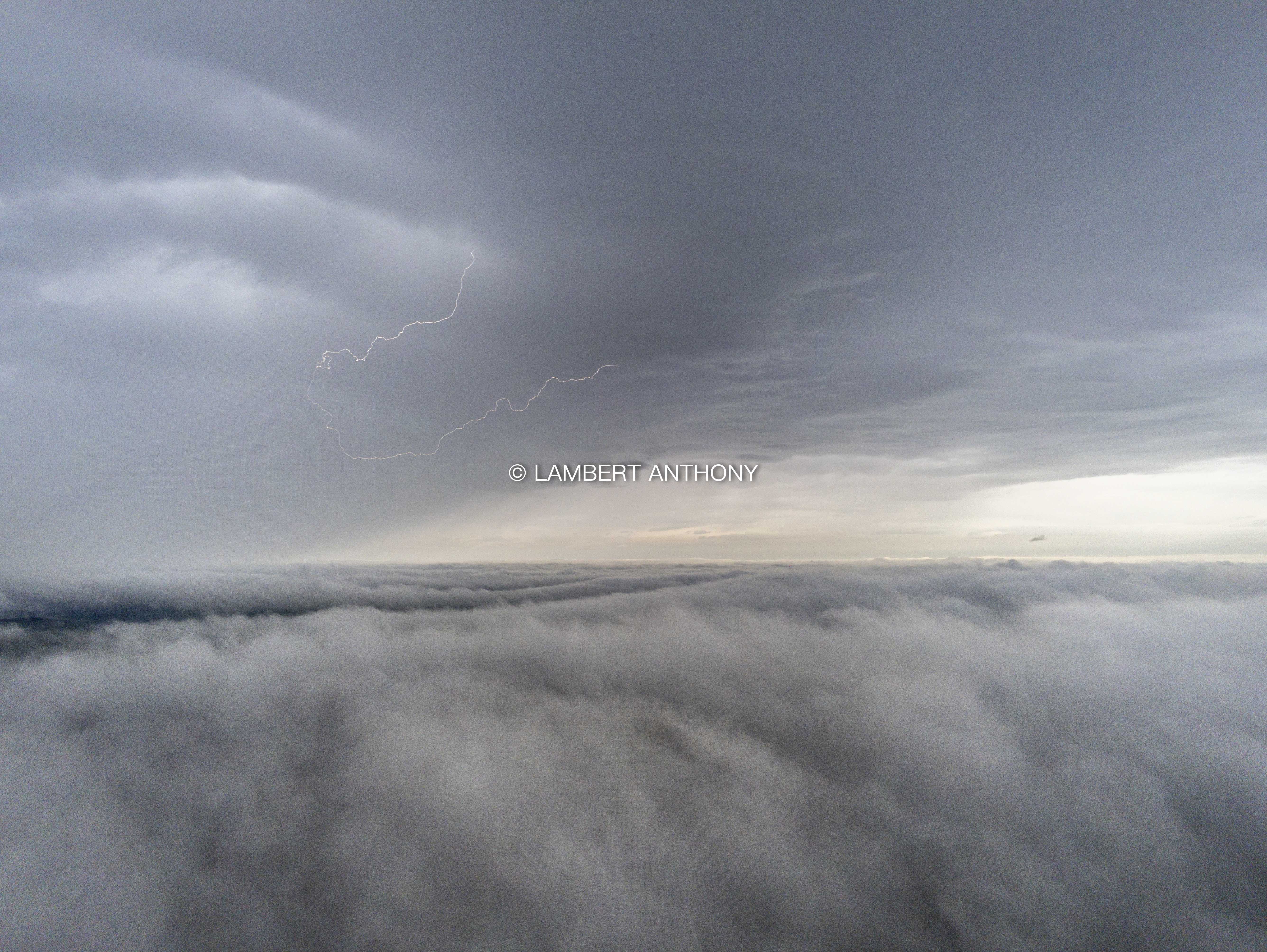 Ce matin du 5 mai 2020, un petite cellule traversa la Saône-et-Loire d'Ouest en Est...
L'ambiance était superbe mêlant Brumes, brouillards et tonnerre...
Photos prise avec un drone sur la commune du Rousset-Marizy dans le 71... - 05/05/2020 06:49 - Anthony Lambert