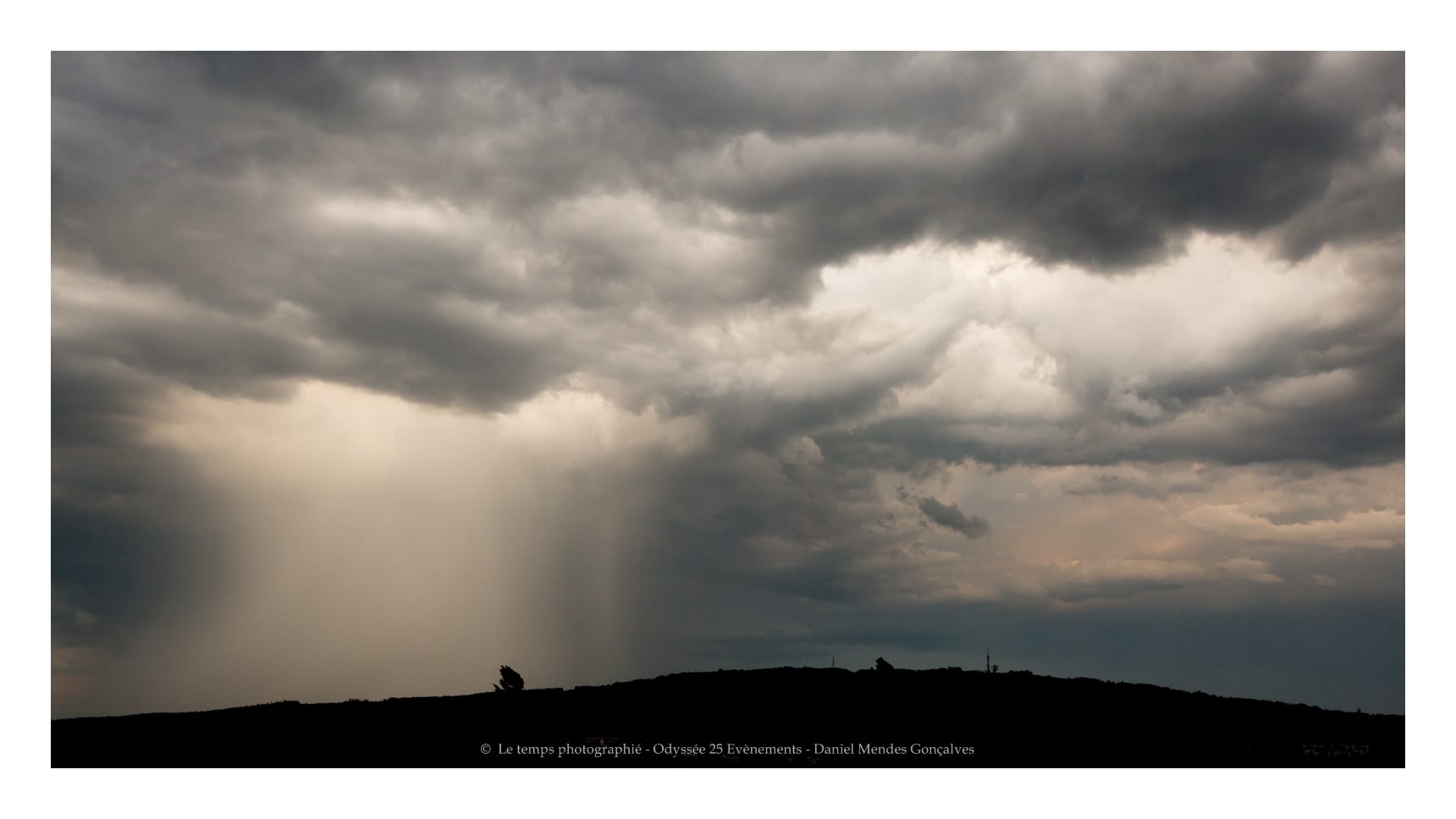 Passage d'un rideau de pluie au dessus de la ville de Besançon. - 06/08/2019 20:30 - Daniel MENDES GONCALVES