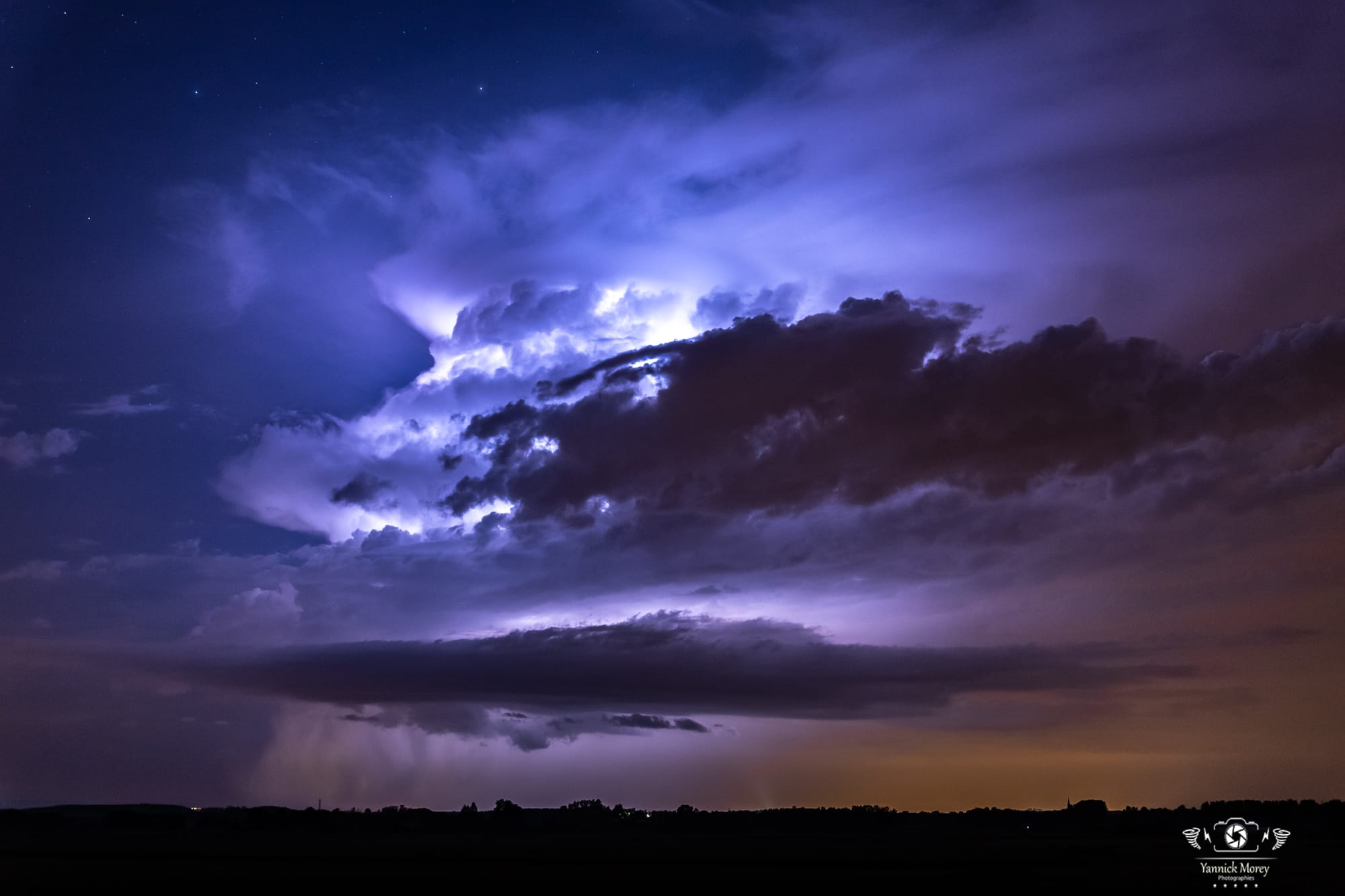 Petit moteur droit traversant le Sud de la Côte d'Or dans la nuit du 06 au 07/08/2019. - 06/08/2019 23:54 - Yannick MOREY