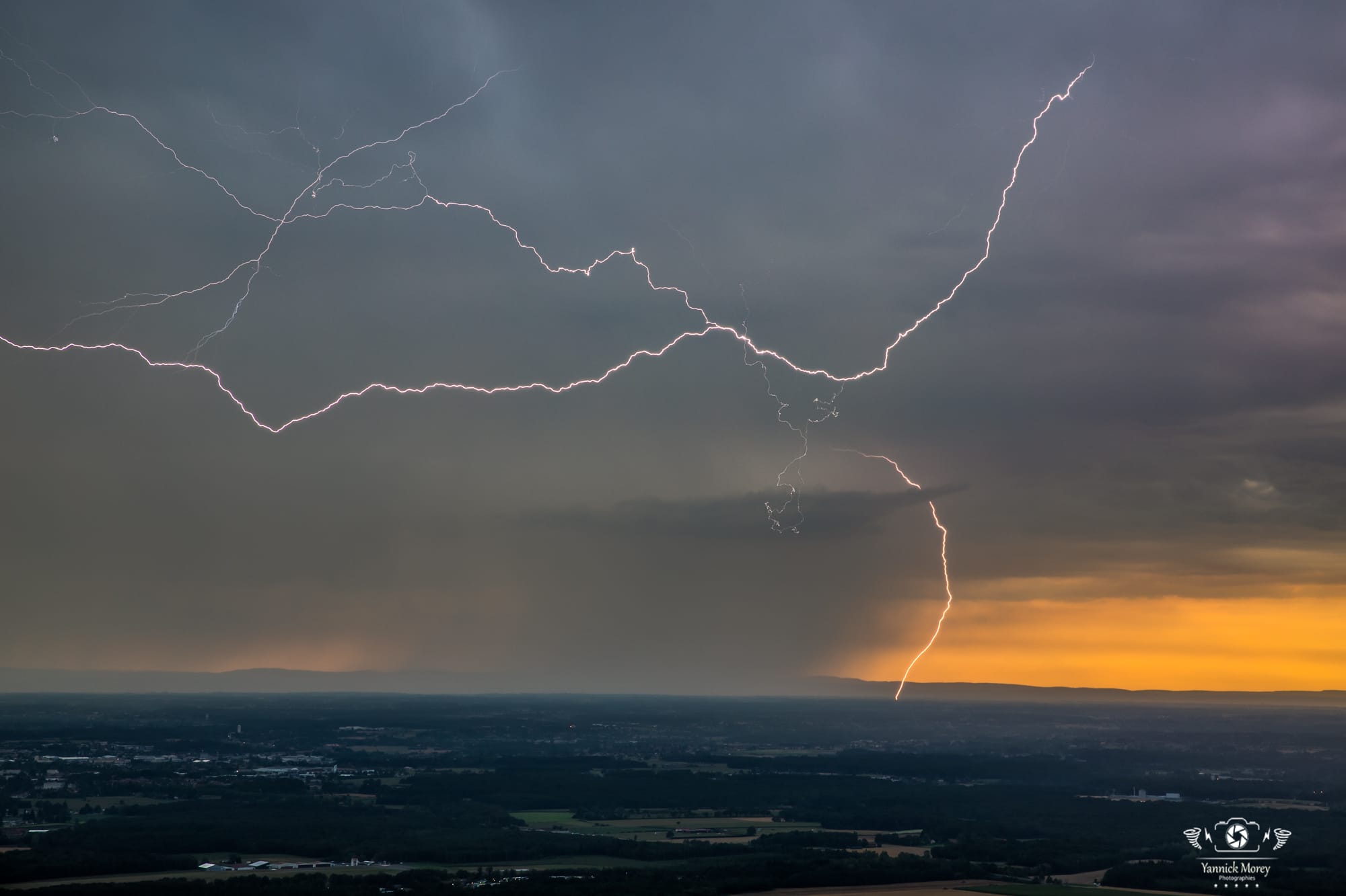 Orage sur le Sud de la Saône-et-Loire, vu depuis le département de l'Ain. - 06/08/2019 18:40 - Yannick MOREY