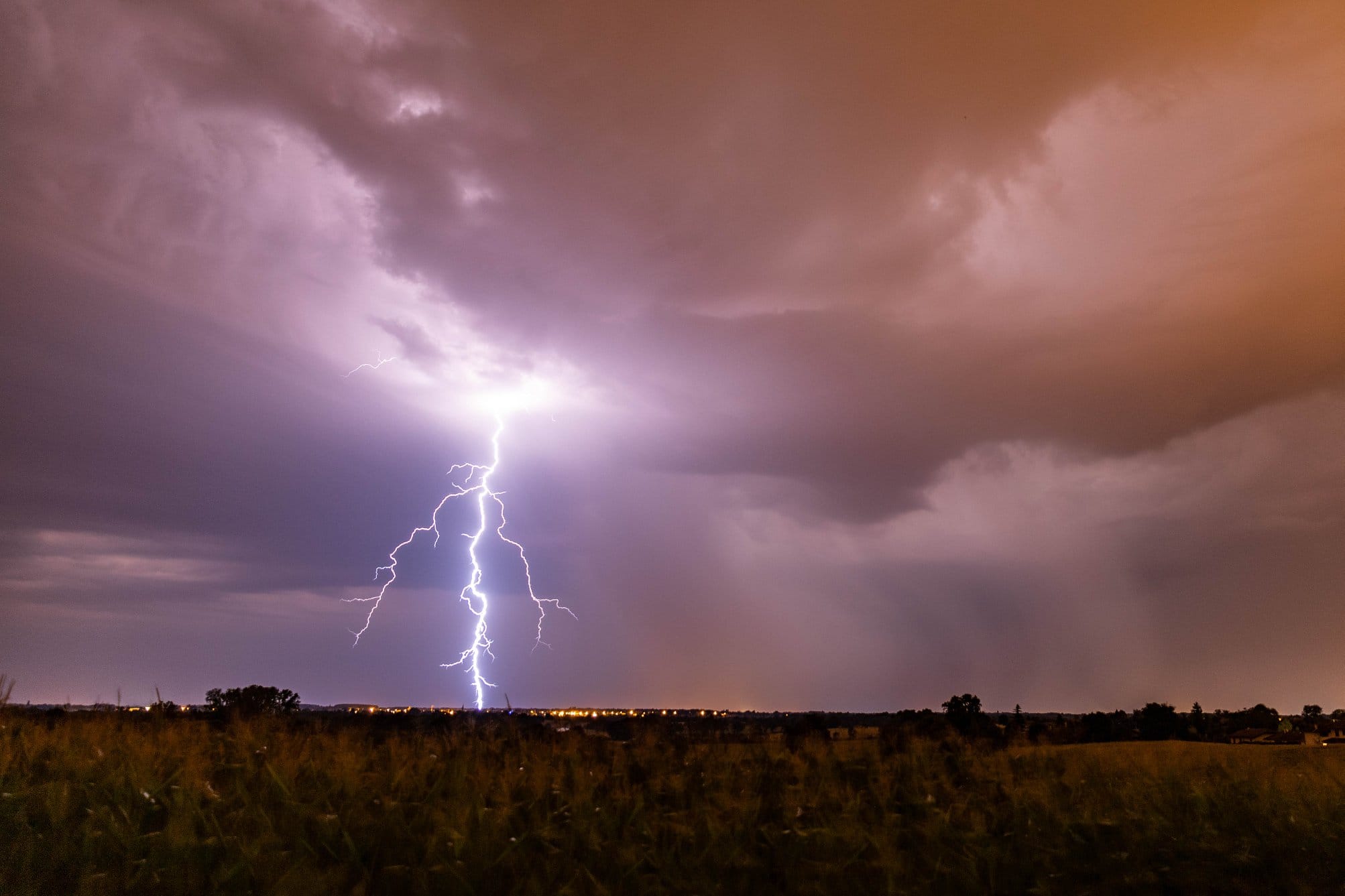 Hier soir, une cellule orageuse a stagné au dessus du Nord de la Bresse. - 07/08/2018 23:00 - Micka Photographie