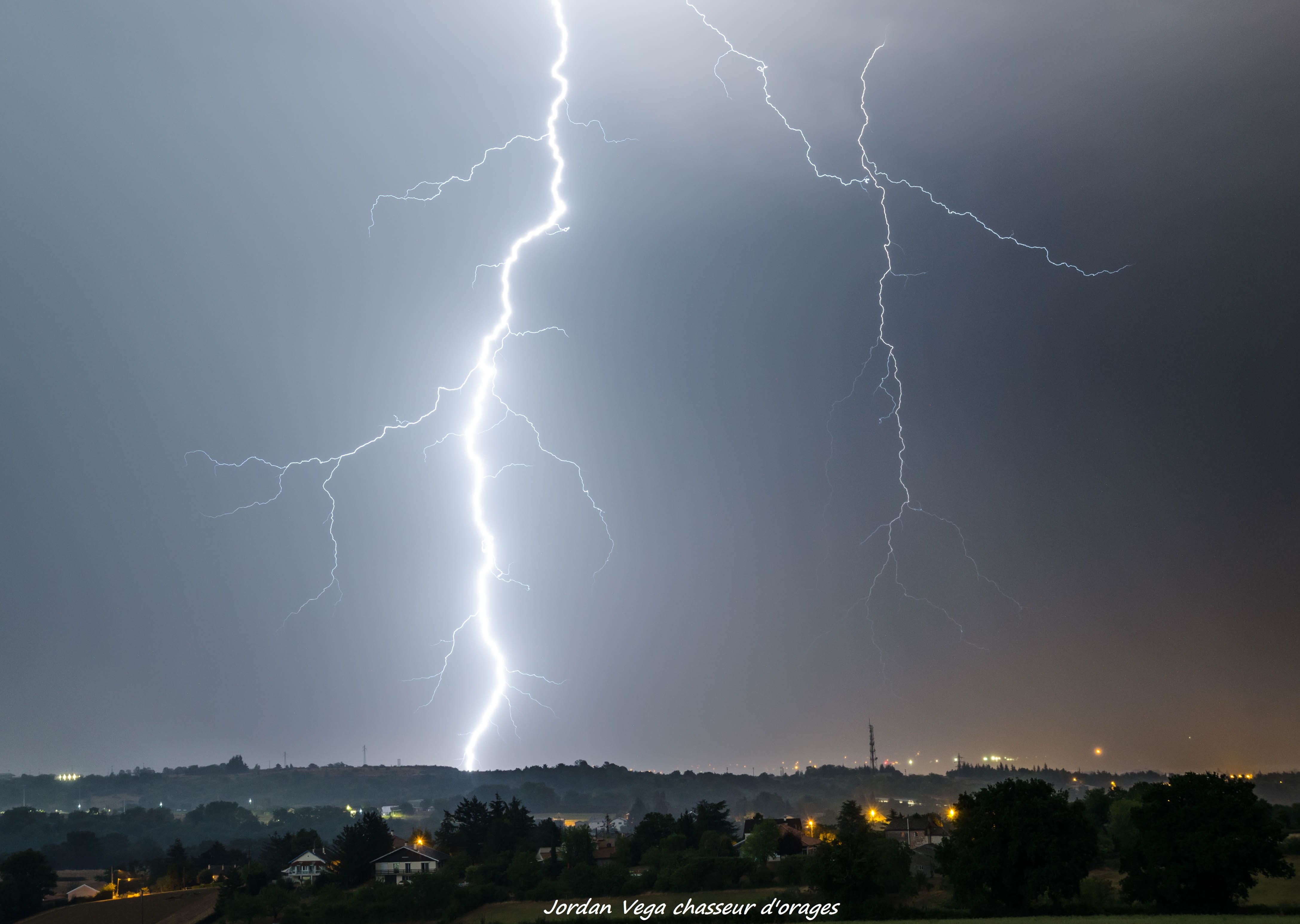 Orage en début de nuit à Mâcon , impact qui tombe à 1km - 07/08/2018 00:30 - Jordan Vega