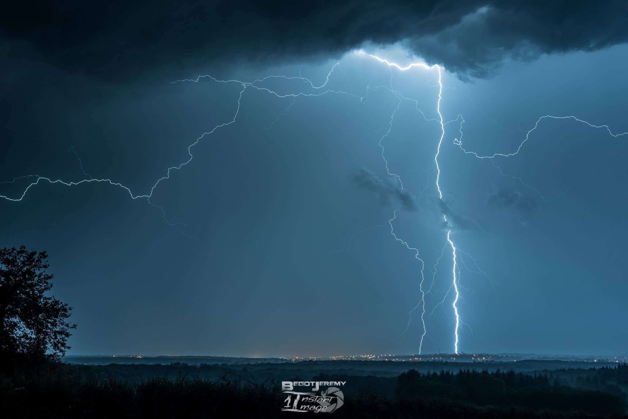 Ici toujours la ville de Paray-le-Monial dans la tourmente de ce double impact sous une très bref cellule orageuse ayant éclos à l'arrière du système multi-cellulaire. - 07/08/2018 23:00 - Jérémy BEGOT