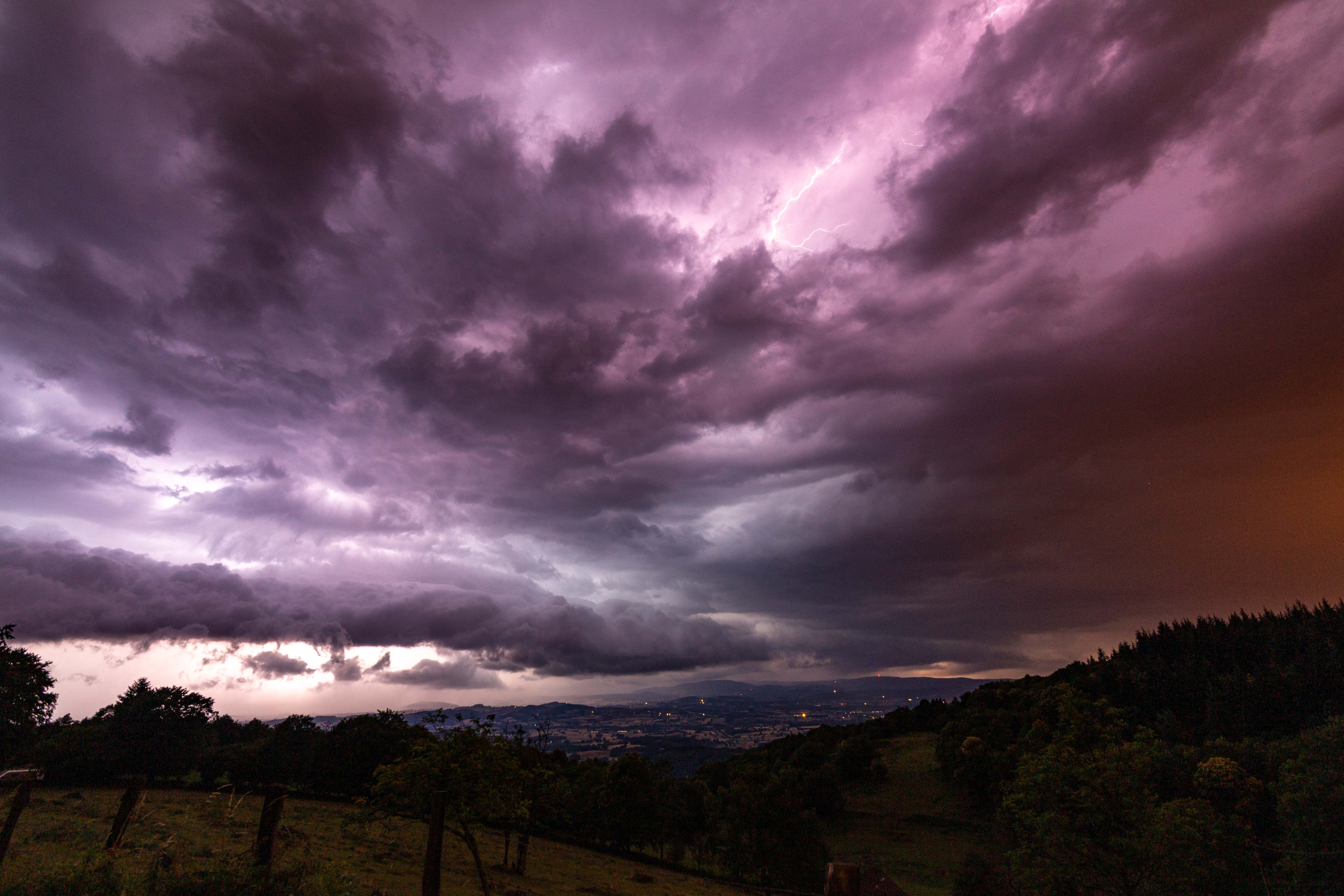 Orage traversant le Morvan en Saone et  Loire...
Celui ci aura donné de la grêle, des fortes pluies et des forte rafales de vent  sur son passage... - 07/07/2019 00:32 - anthony lambert