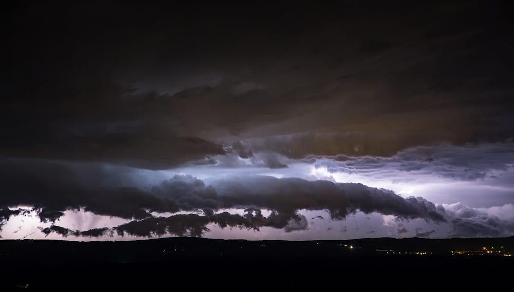 Arcus massif à l'avant d'un puissant système orageux progressant depuis la Nièvre vers la Saône-et-Loire en deuxième partie de nuit. - 07/07/2019 00:42 - Louis Jouandanne
